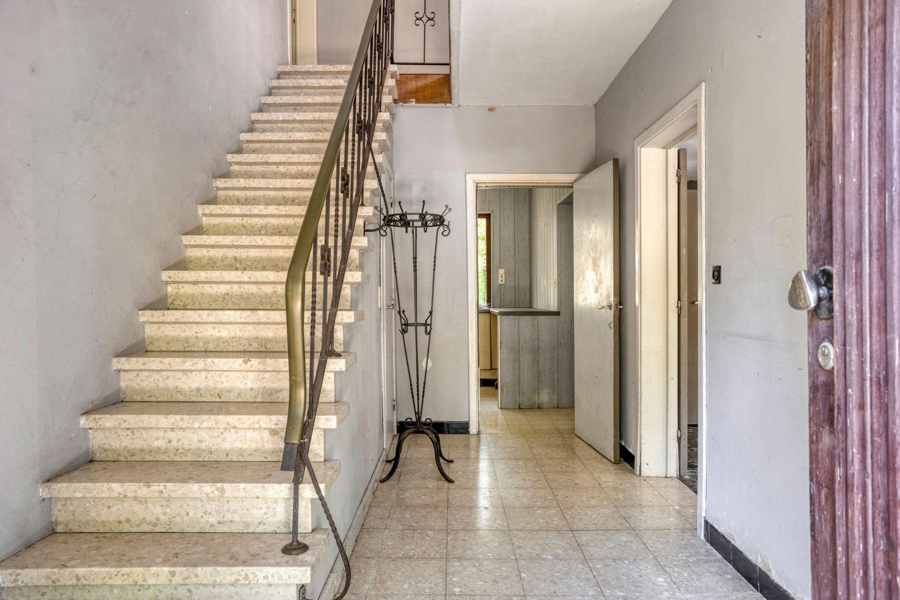 Te renoveren villa op 26a met 5 slaapkamers + praktijkmog. foto 6