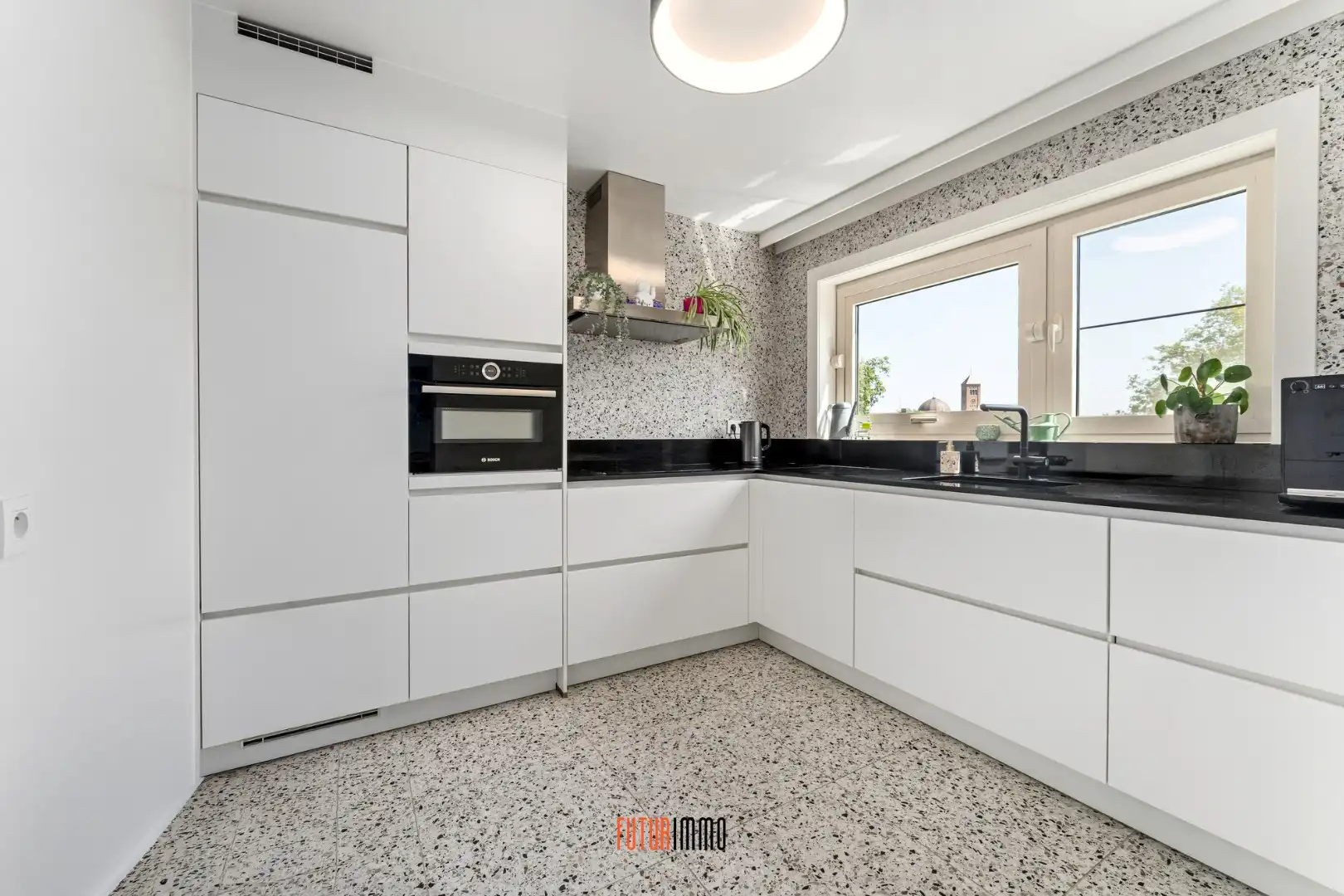 Lichtrijk en instapklaar appartement met garage te Kristus-Koning foto 6