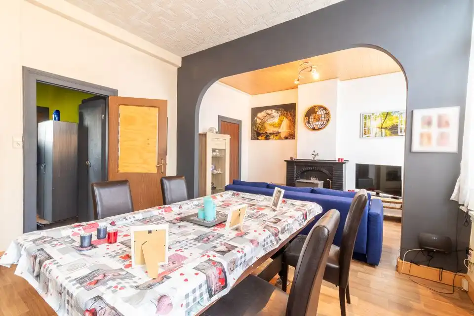 Opbrengsteigendom met ruim magazijn en appartement. foto 3