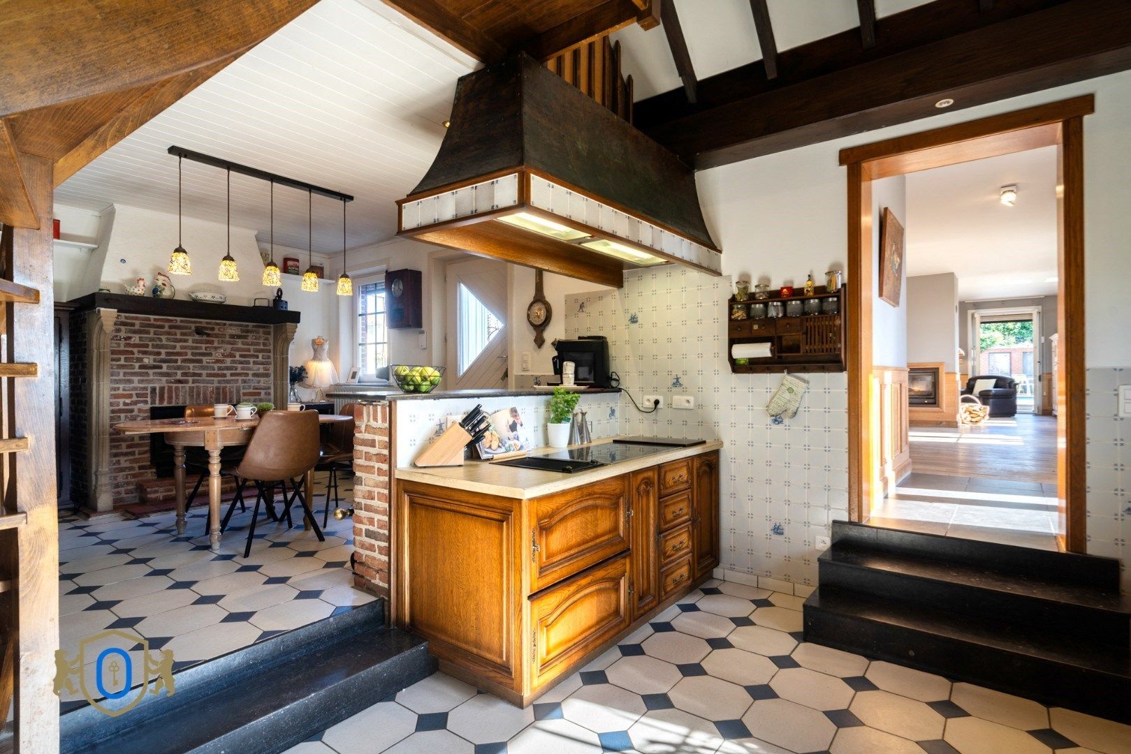 Landhuis met meerdere bijgebouwen foto 5