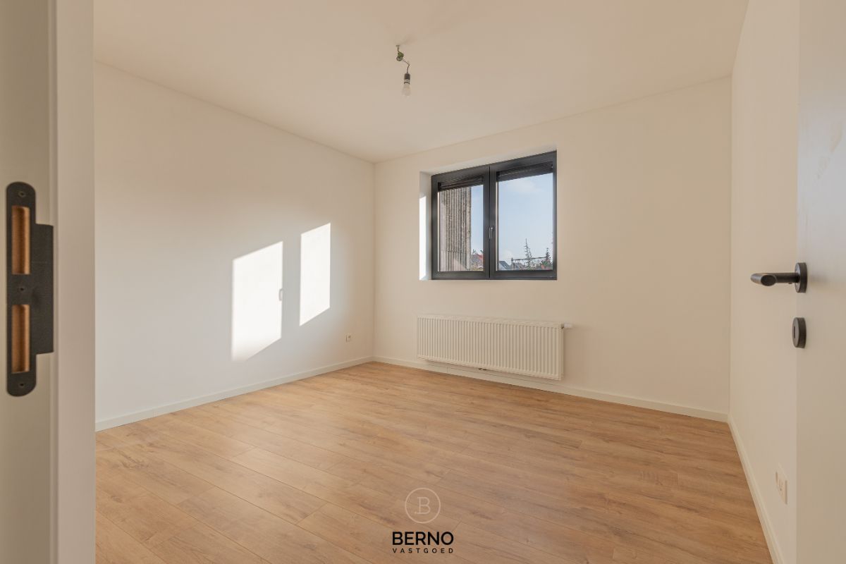 Vernieuwbouw woning met tuin foto 10