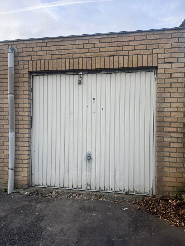 immo DAVID stelt voor: gesloten garagebox van 16m² foto {{pictureIndex}}