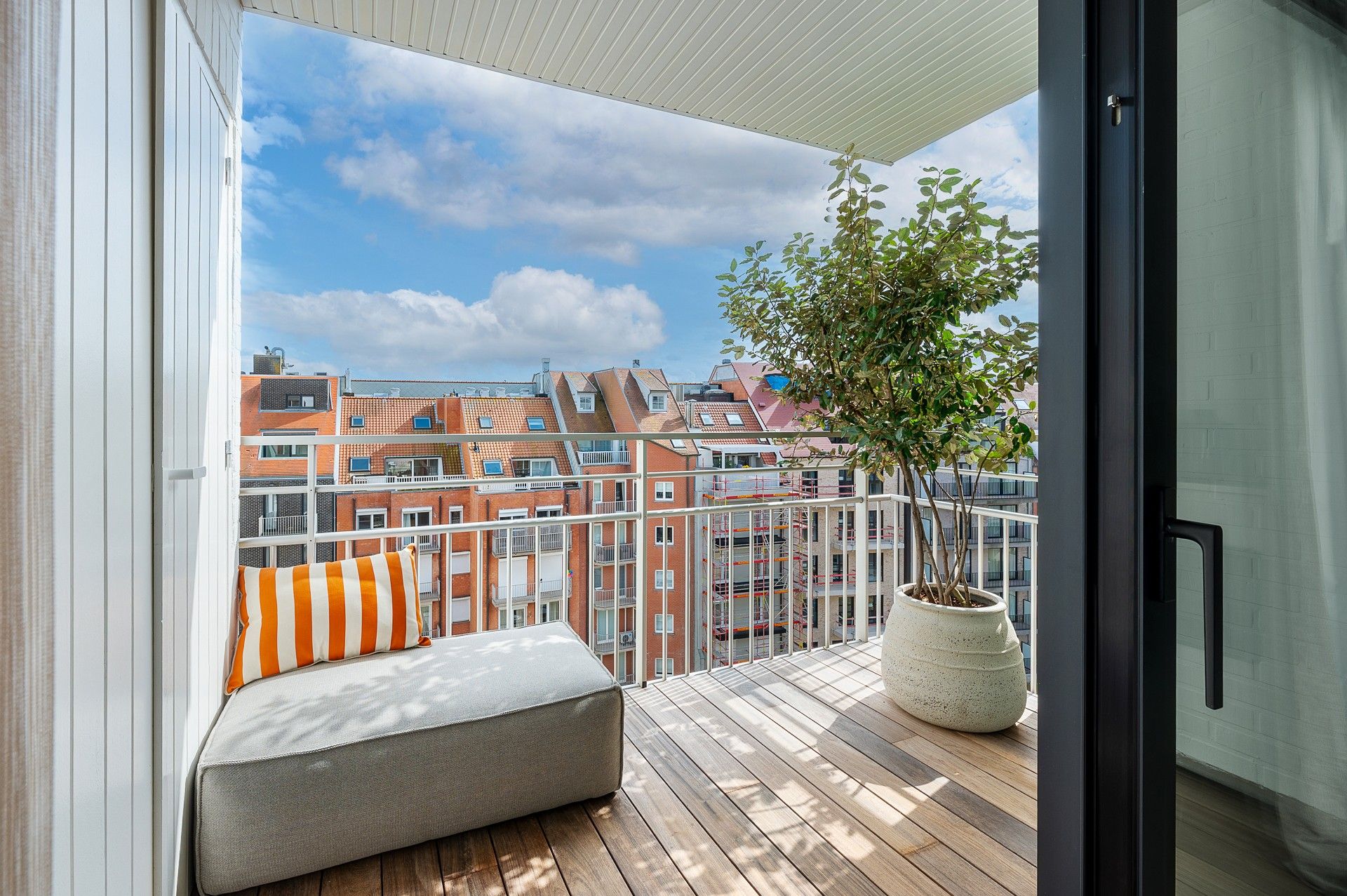 Exclusief en luxueus gerenoveerd appartement met frontaal zeezicht op topligging in Het Zoute foto 35