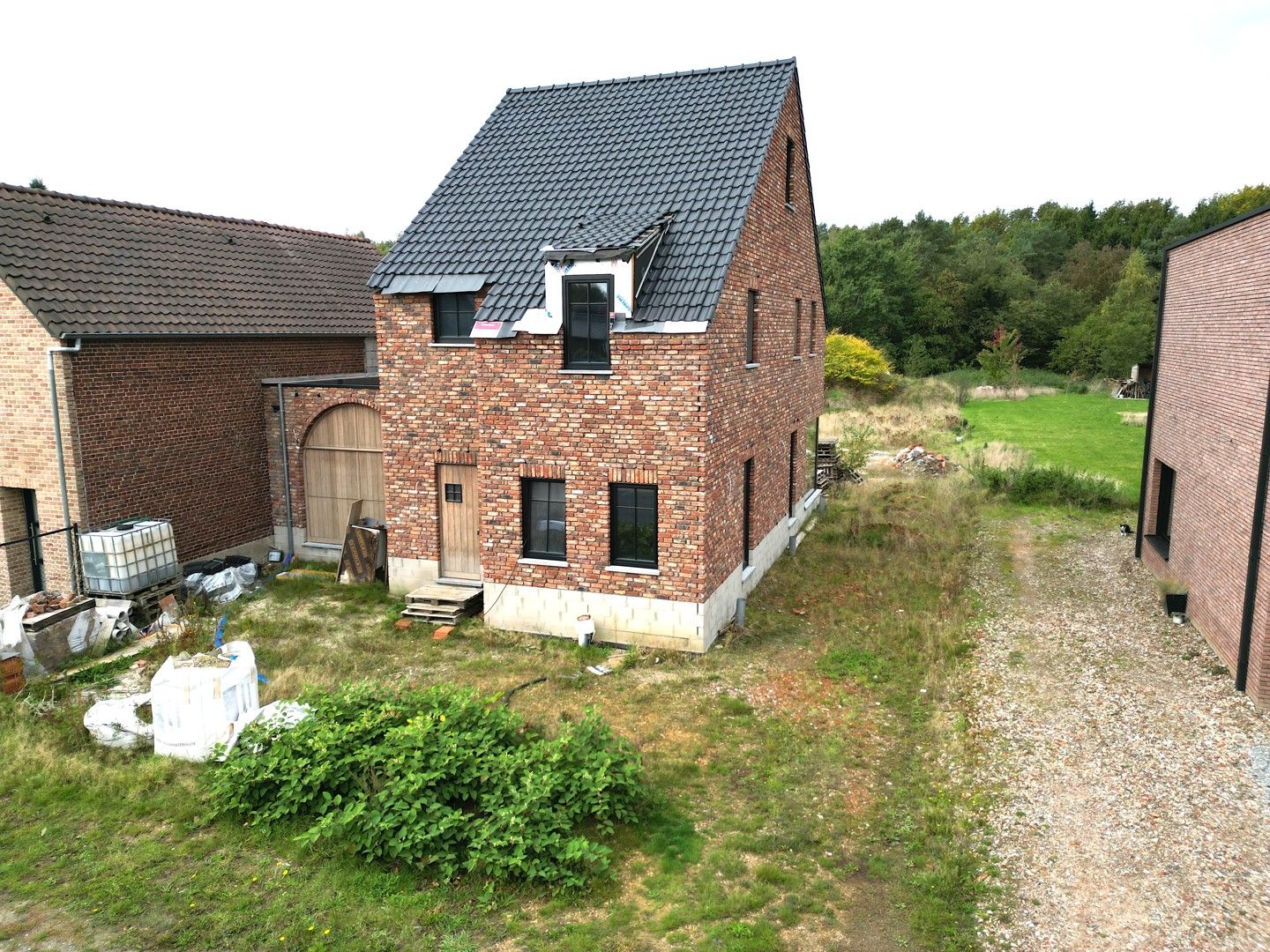 Casco nieuwbouwwoning met kelder op een perceel van 10a 09ca foto 2