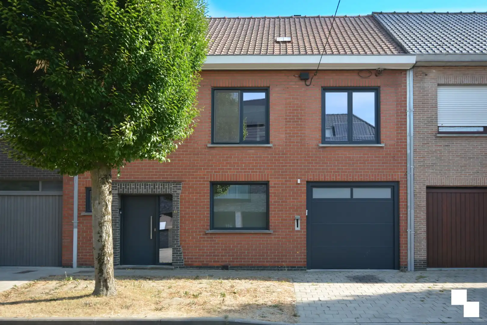 Ruime gesloten woning met 3 slaapkamers en prachtige tuin foto {{pictureIndex}}