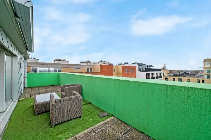 Roeselare-stadskern. PENTHOUSE op 6de verdieping aan het Coninckplein gelegen, met 2 slaapkamers, ochtendterras en avondterras. Een pareltje met unieke ligging ! foto 13