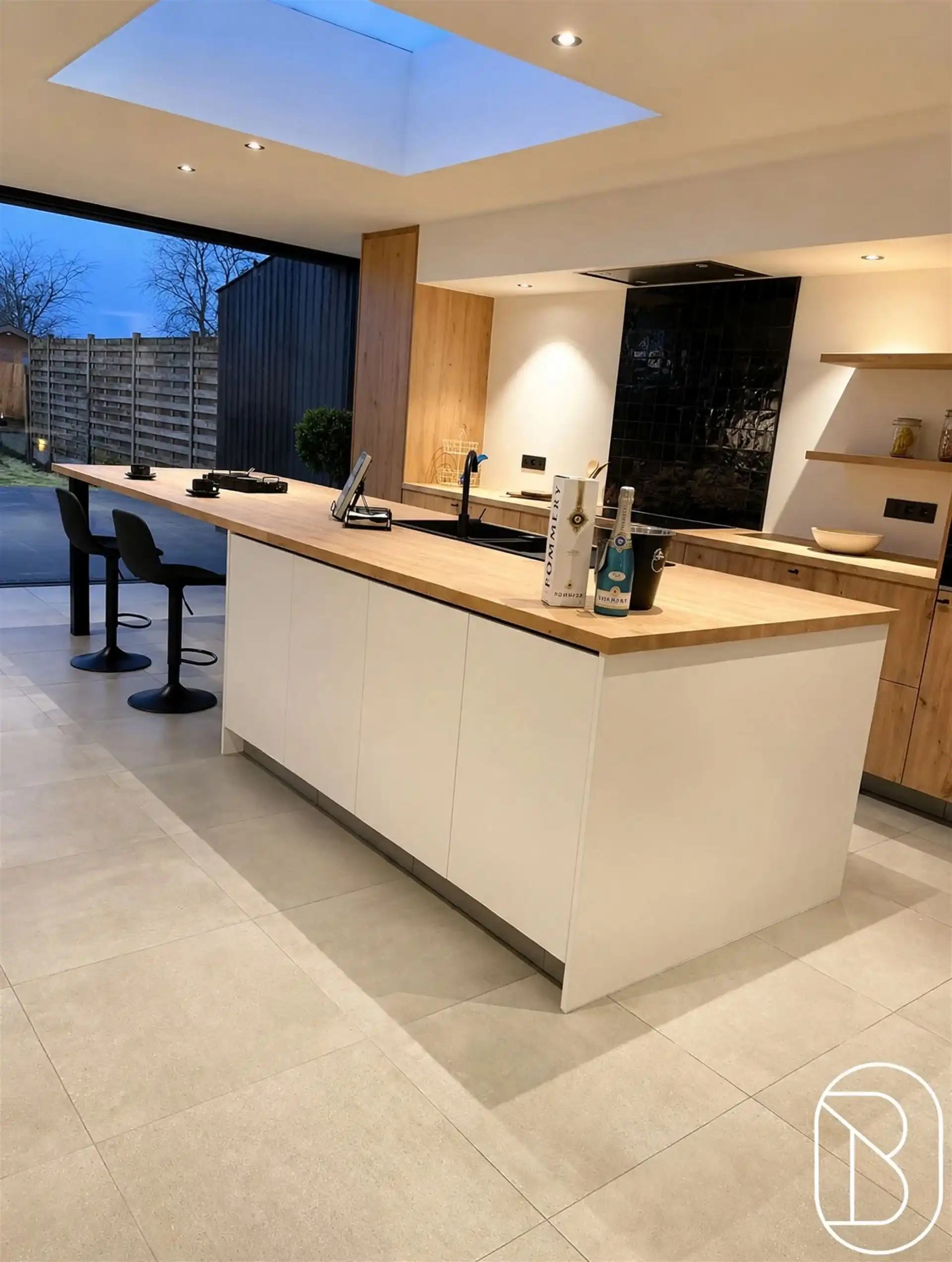 Volledig gerenoveerde woning met 3slpk, tuin en uitweg! foto 7