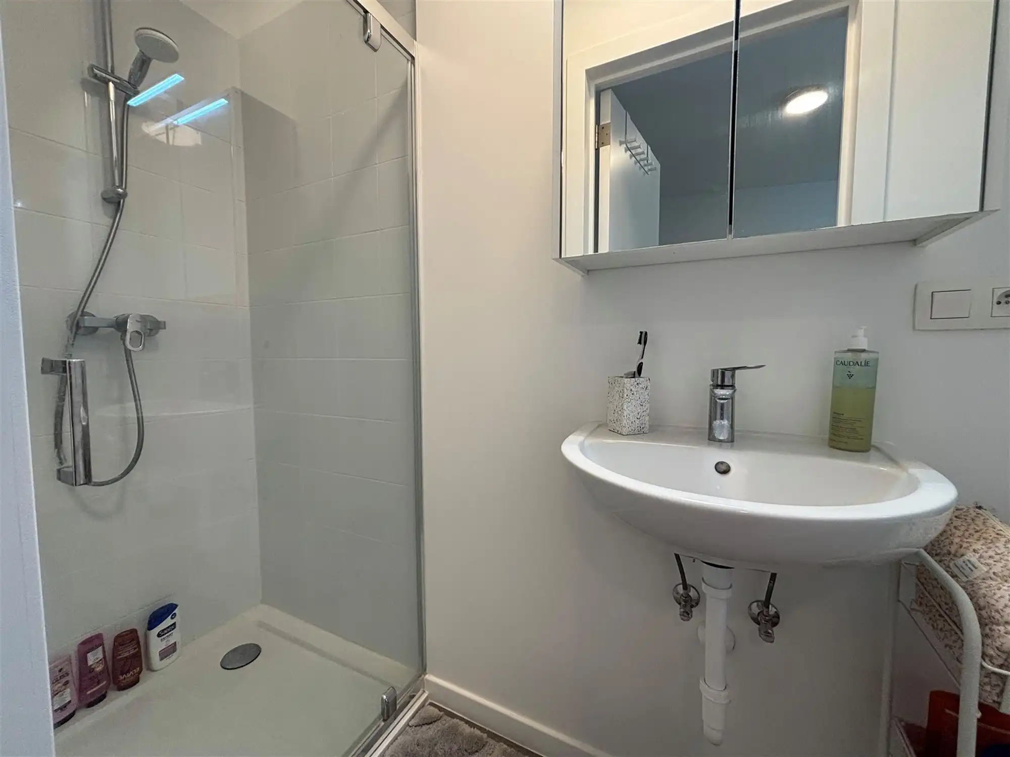 Moderne studentenkamer met privatieve badkamer foto 4