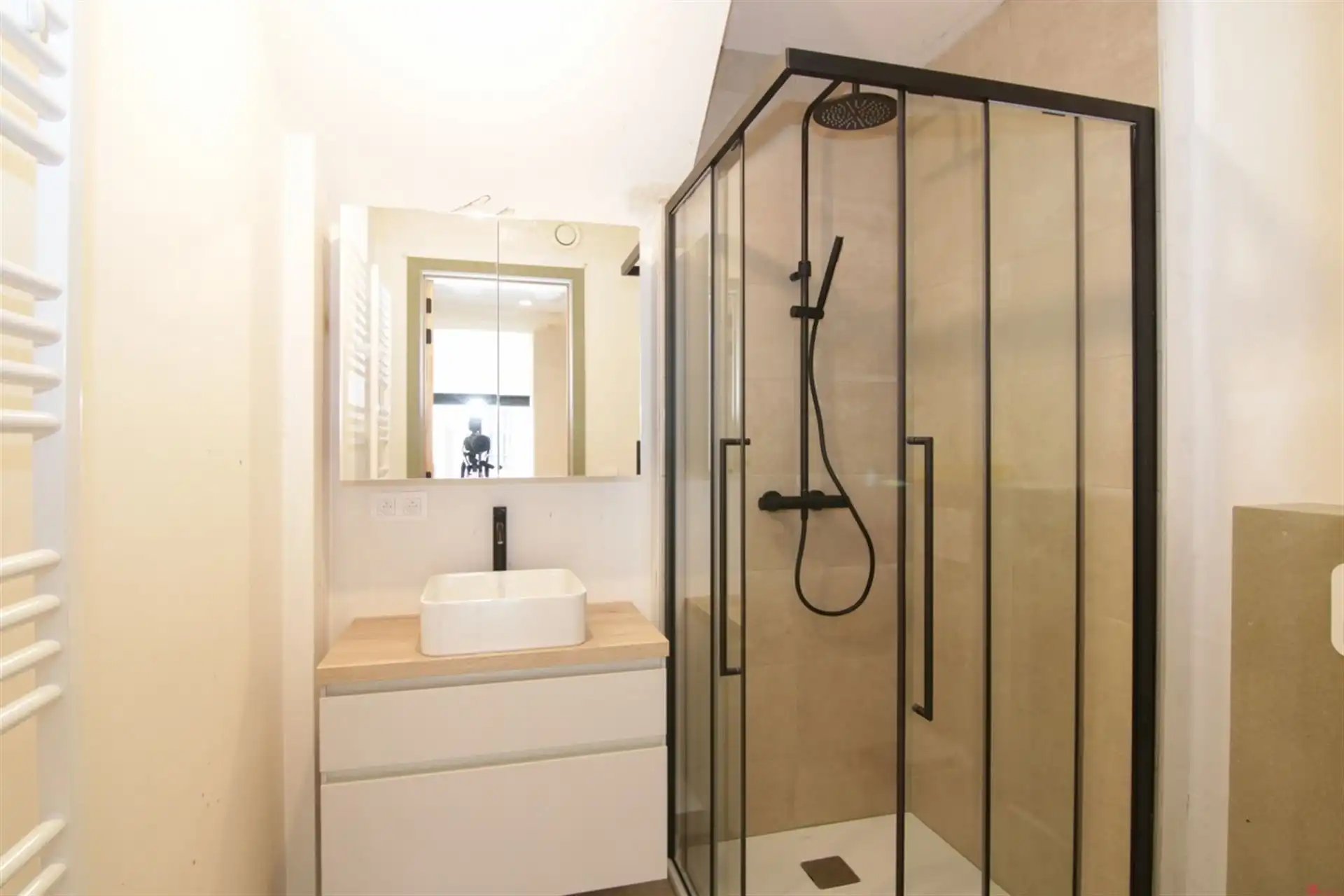 Moderne studio met slaaphoek en zonnig terras in hartje Kortrijk foto 7