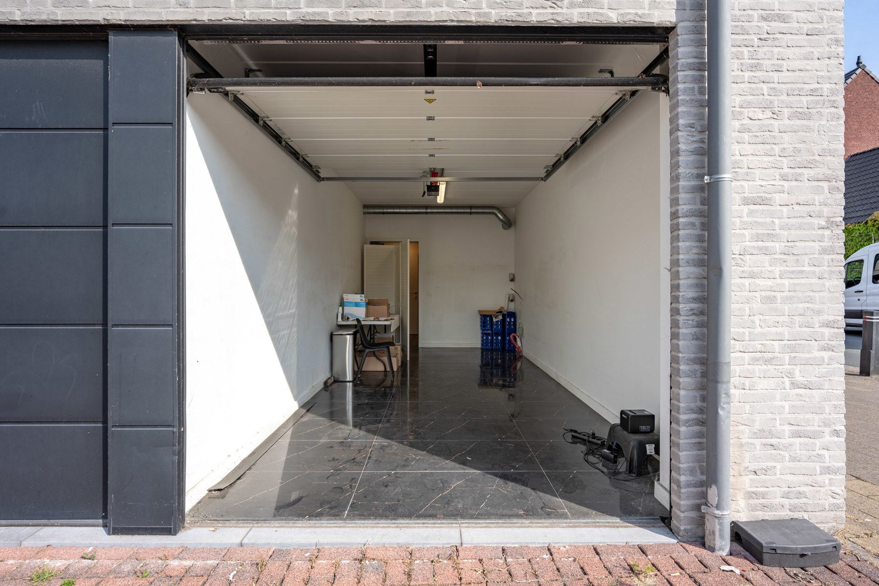 Handelsgelijkvloers (80m²) in het centrum van Stabroek met inpandige garage!  foto 9