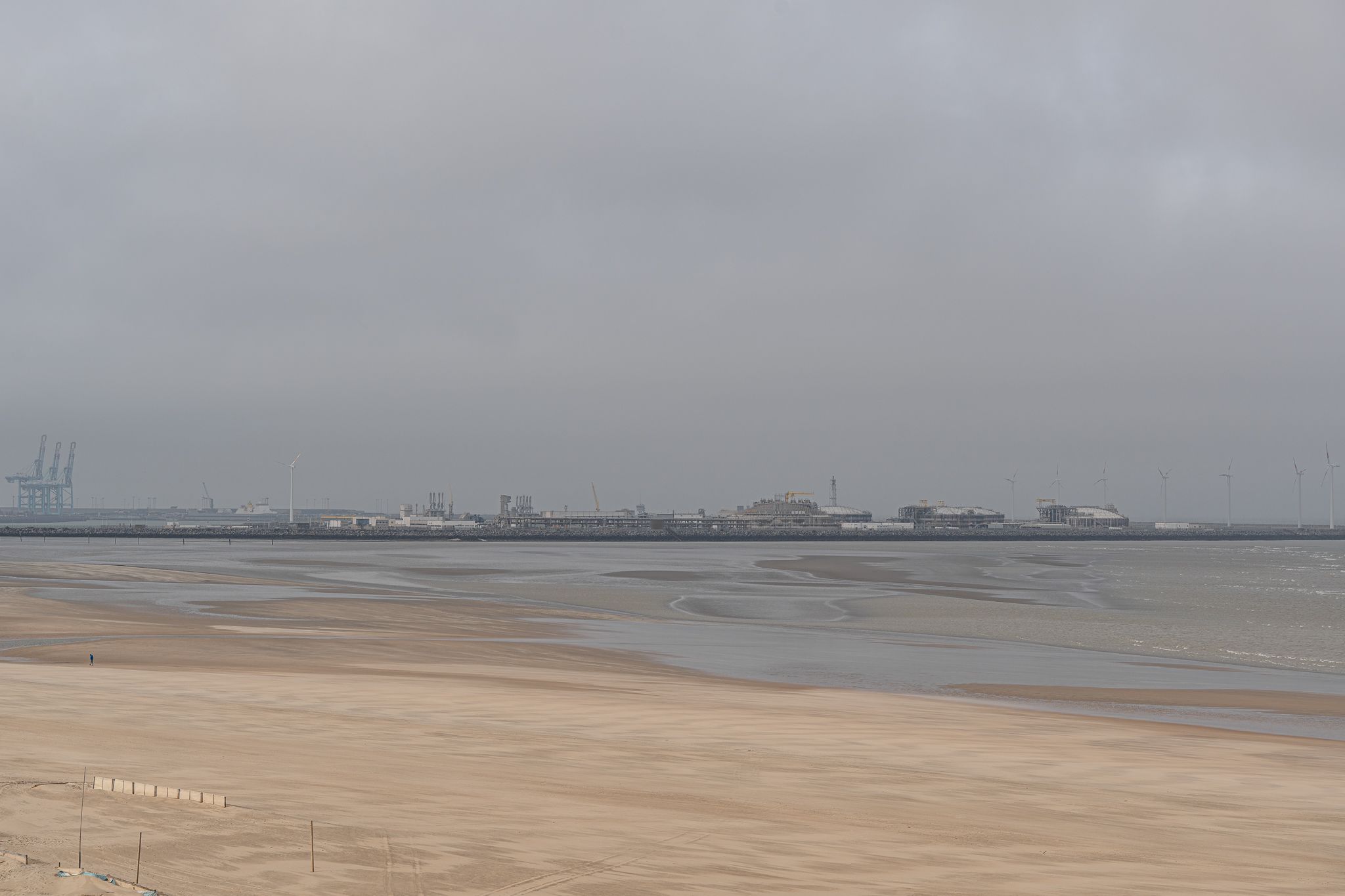 IDEALIS VASTGOED - Uiterst aangenaam, volledig gerenoveerd én gemeubeld appartement, gelegen op een prachtige locatie op de zeedijk in Duinbergen met frontaal zeezicht! foto 50