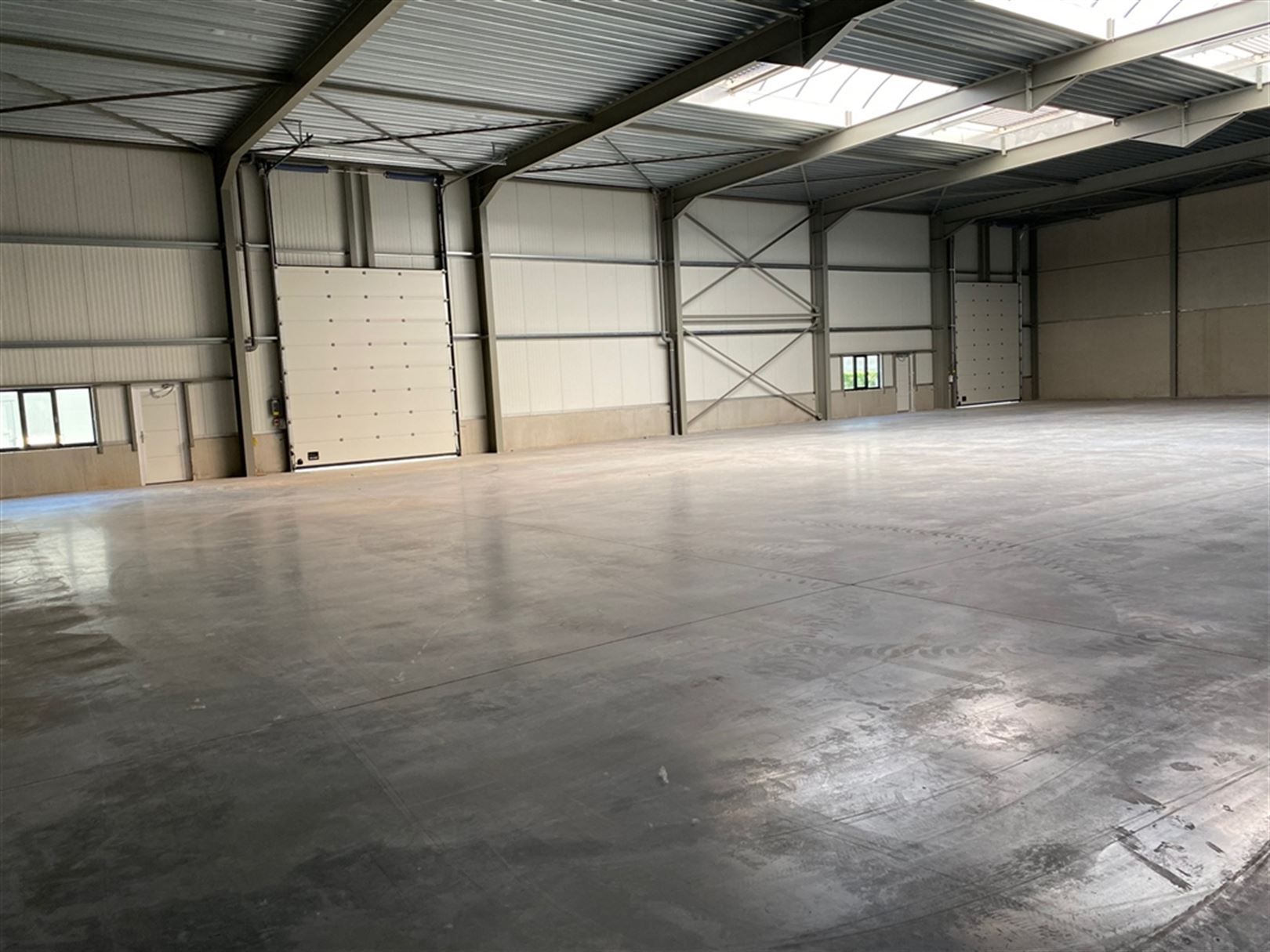 Instapklaar magazijn te huur te Vichte foto 3