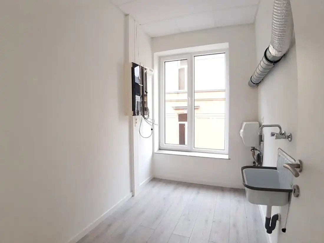 Zeer ruim gerenoveerd appartement te Hasselt foto 17