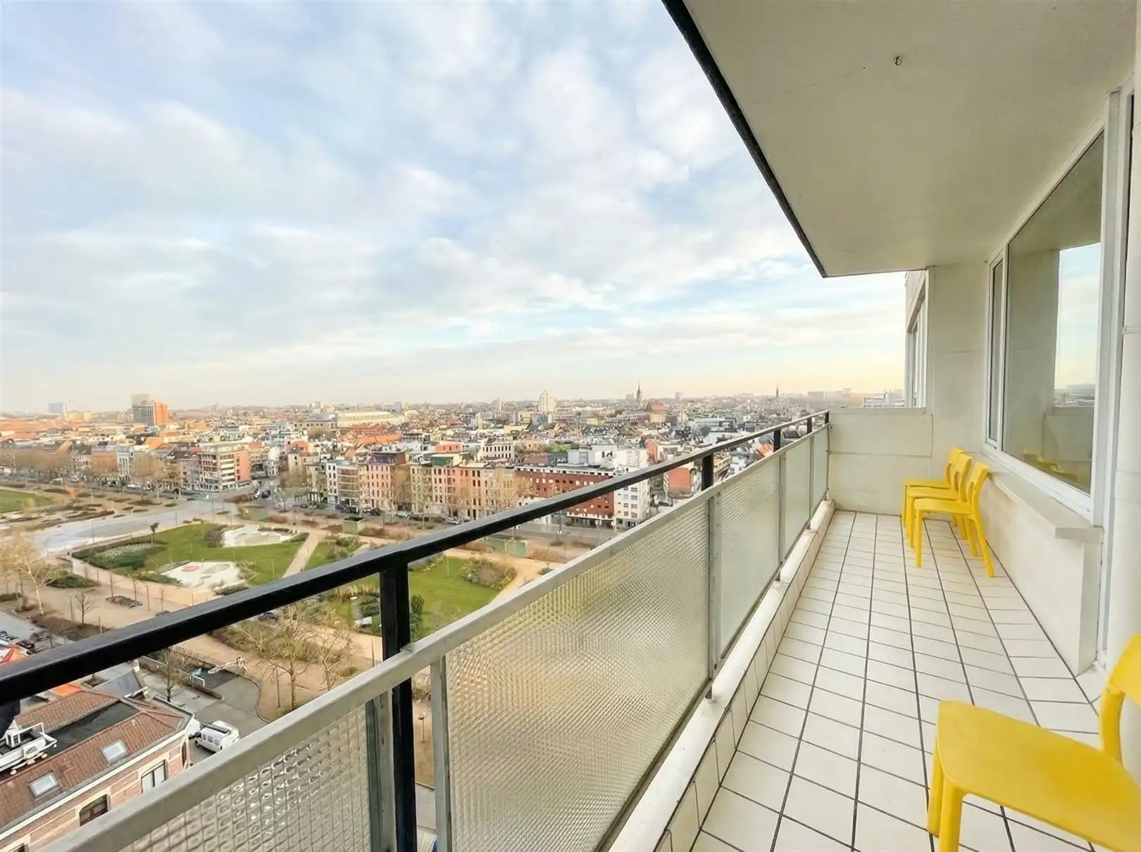 Hoekappartement (12e verdieping) met 3 slaapkamers foto 2