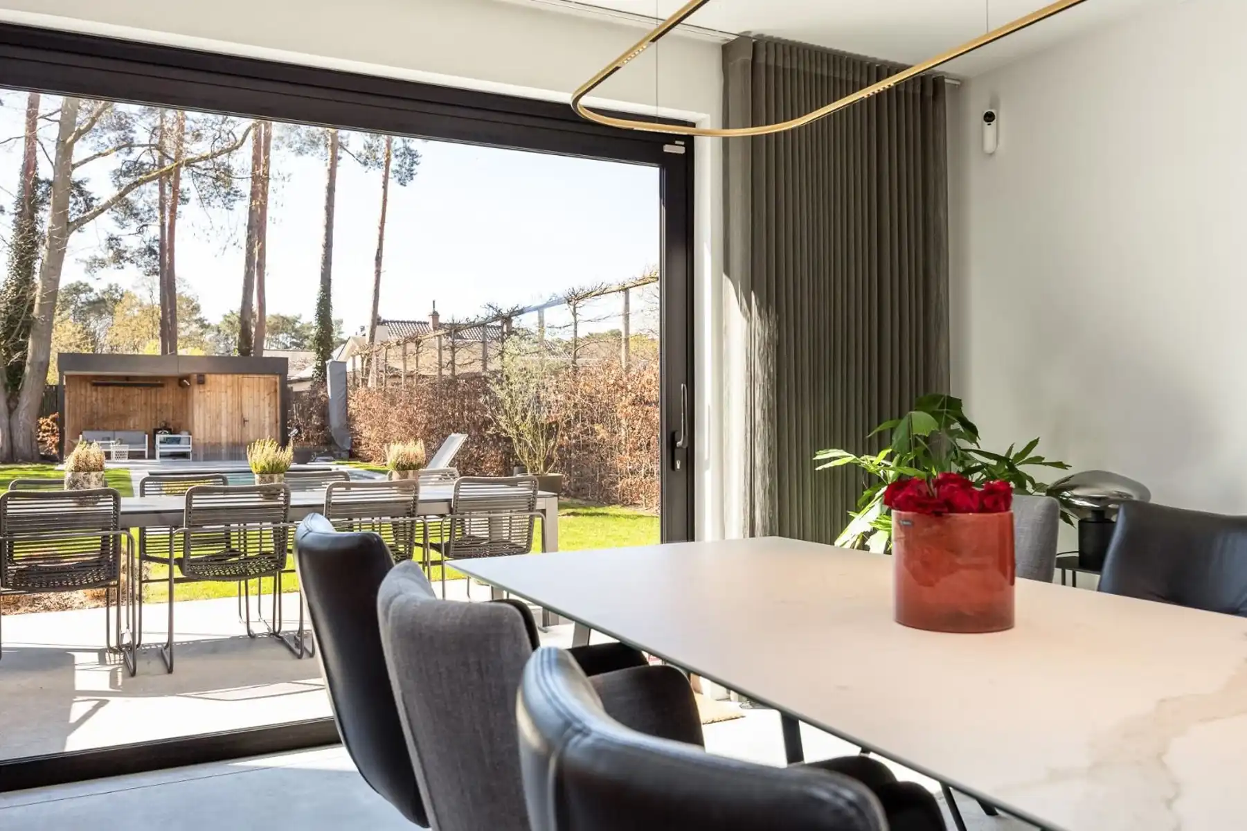 Recente halfopen BEN-woning met zwembad foto 19