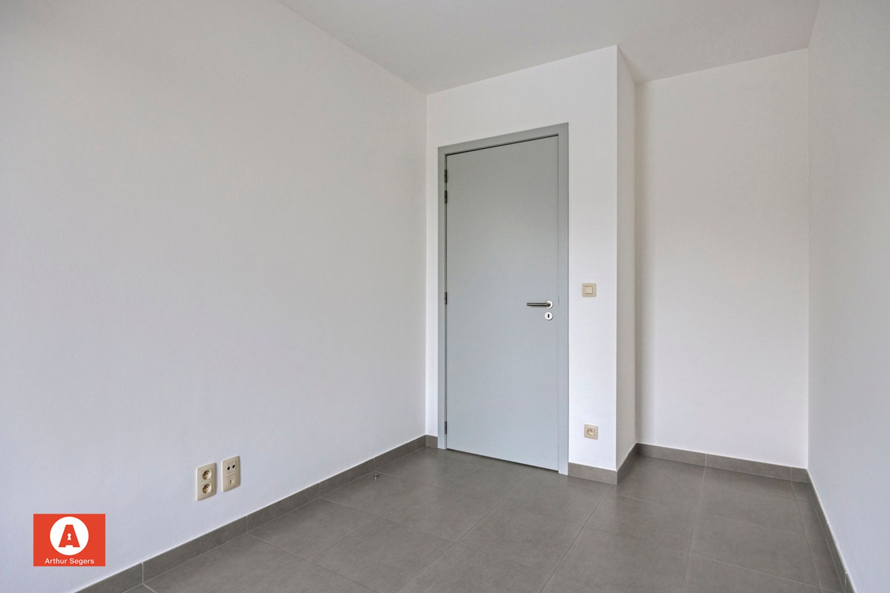 Recent Gelijkvloers appartement met tuin en parkeerplaats. foto 12