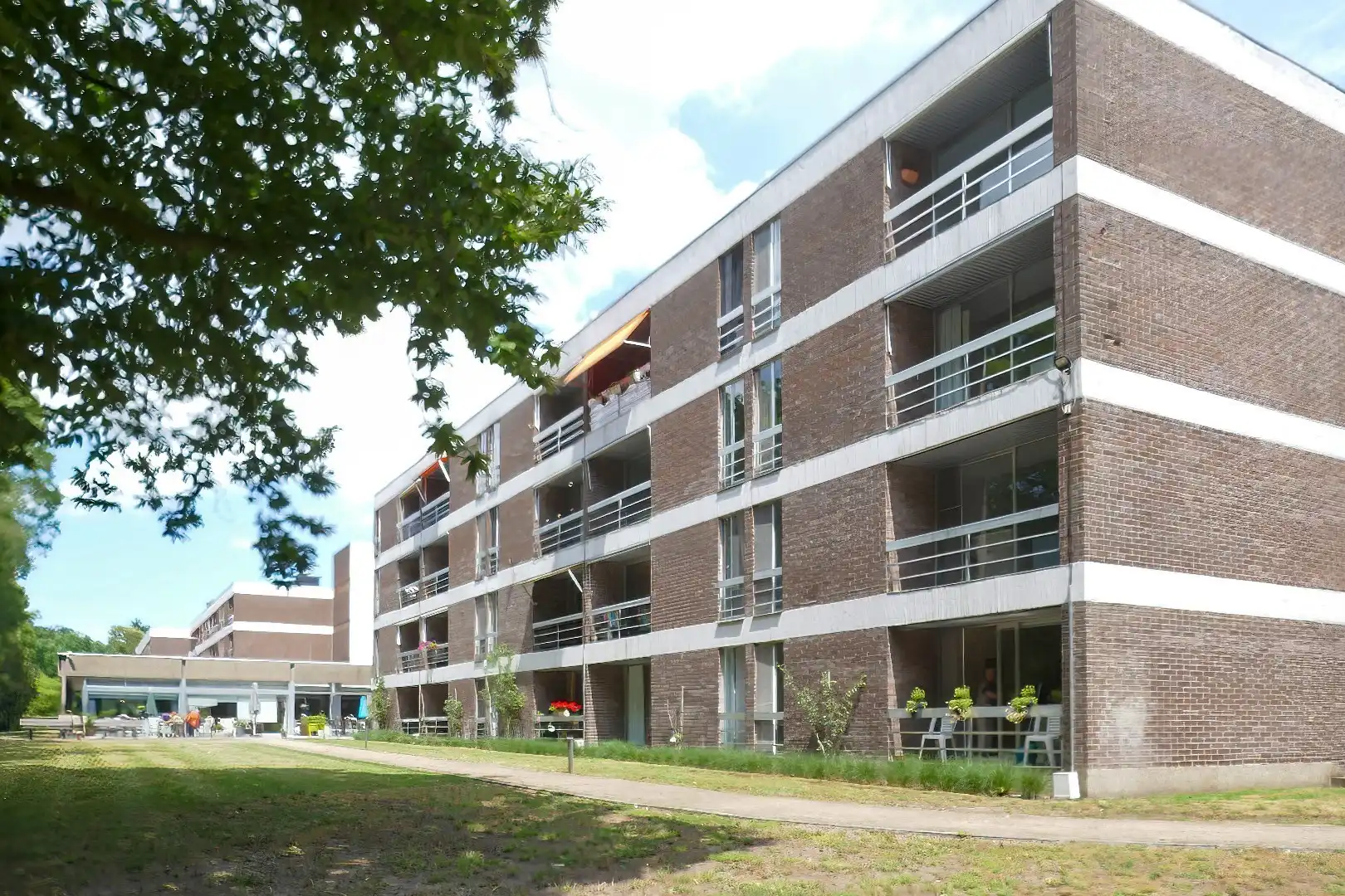 Gerenoveerde serviceflat midden het groen in Assebroek. foto 13