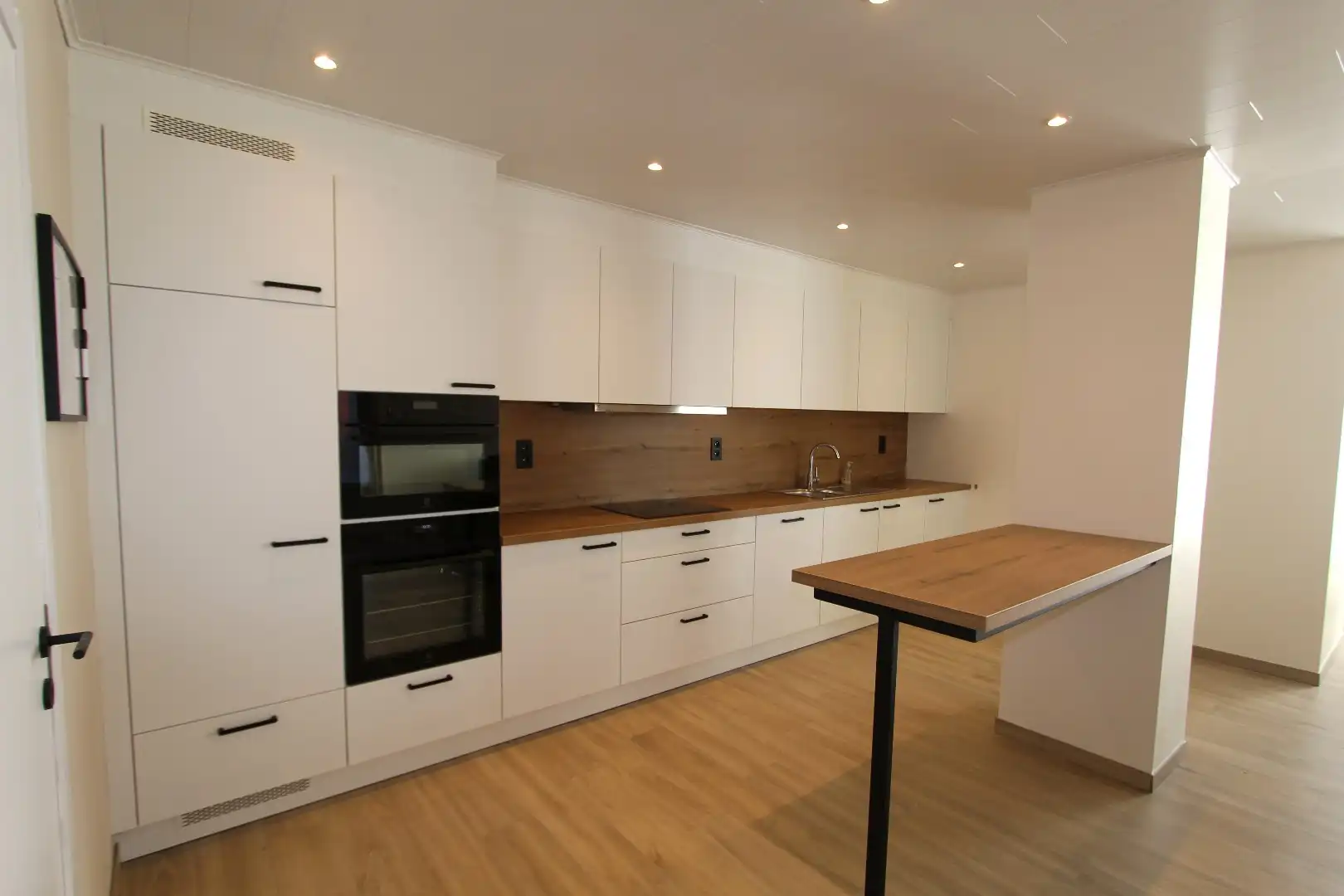 GELIJKVLOERS APPARTEMENT - VOLLEDIG VERNIEUWD foto 4