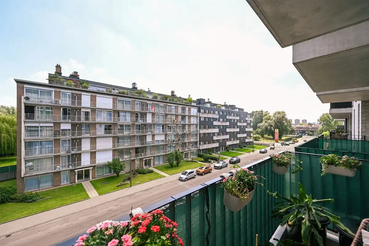 Recent appartement met twee slaapkamers en zonnig terras foto 9