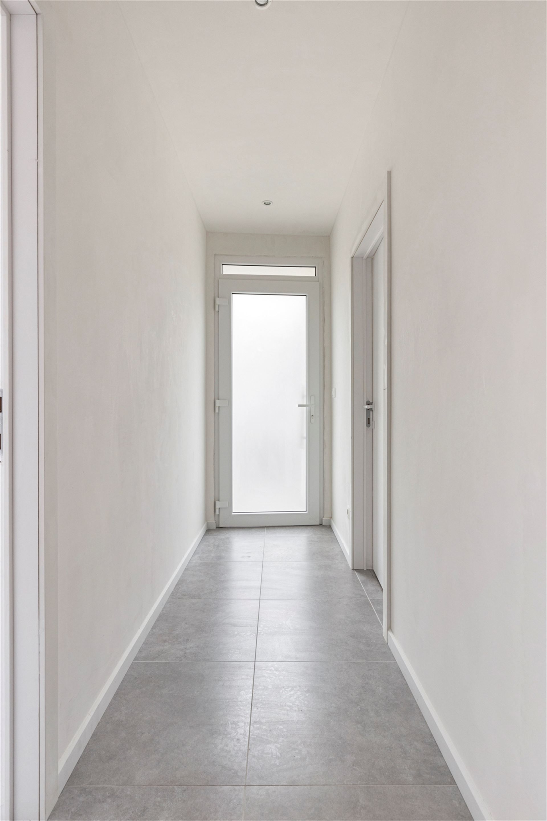 Vernieuwbouw appartement 2025 met aparte privatieve toegang foto 9