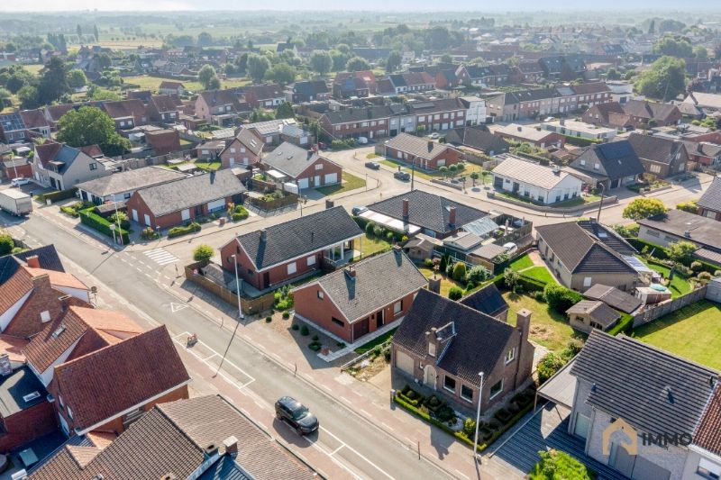 🏡 Te koop: Gelijkvloerse villa in Moorslede met 3 slaapkamers, tuin en garage foto 2
