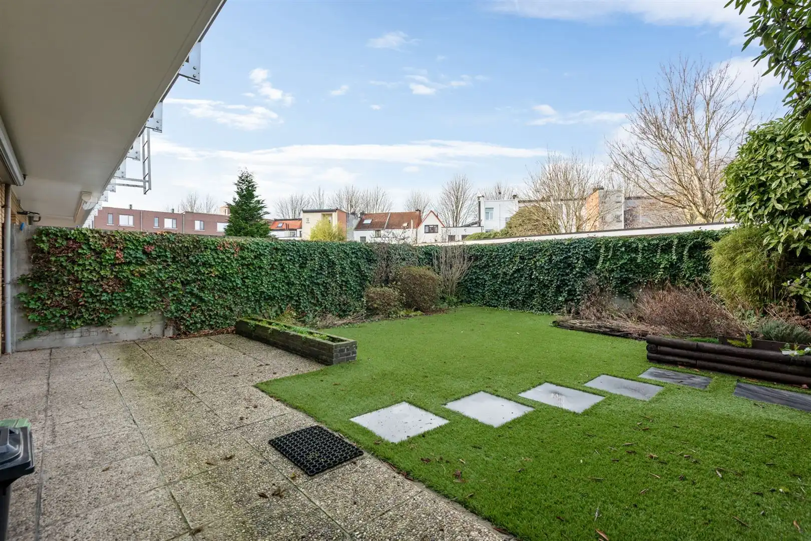 Ruim gelijkvloers appartement met tuin en garagebox foto 3