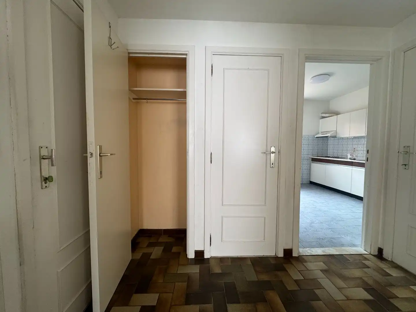 TE HUUR - Gelijkvloers appartement met 1 slpk en terras foto 3