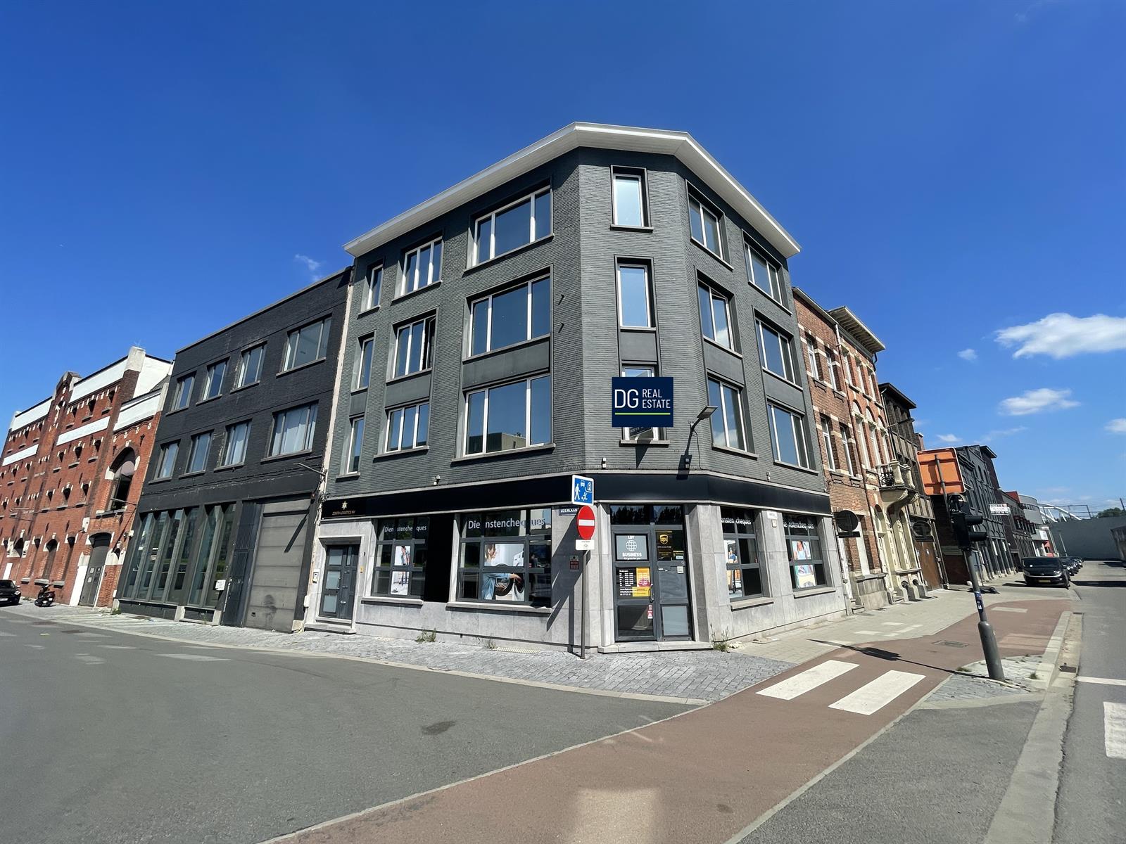 Hoekkantoor te huur met panoramisch uitzicht over de stad foto {{pictureIndex}}