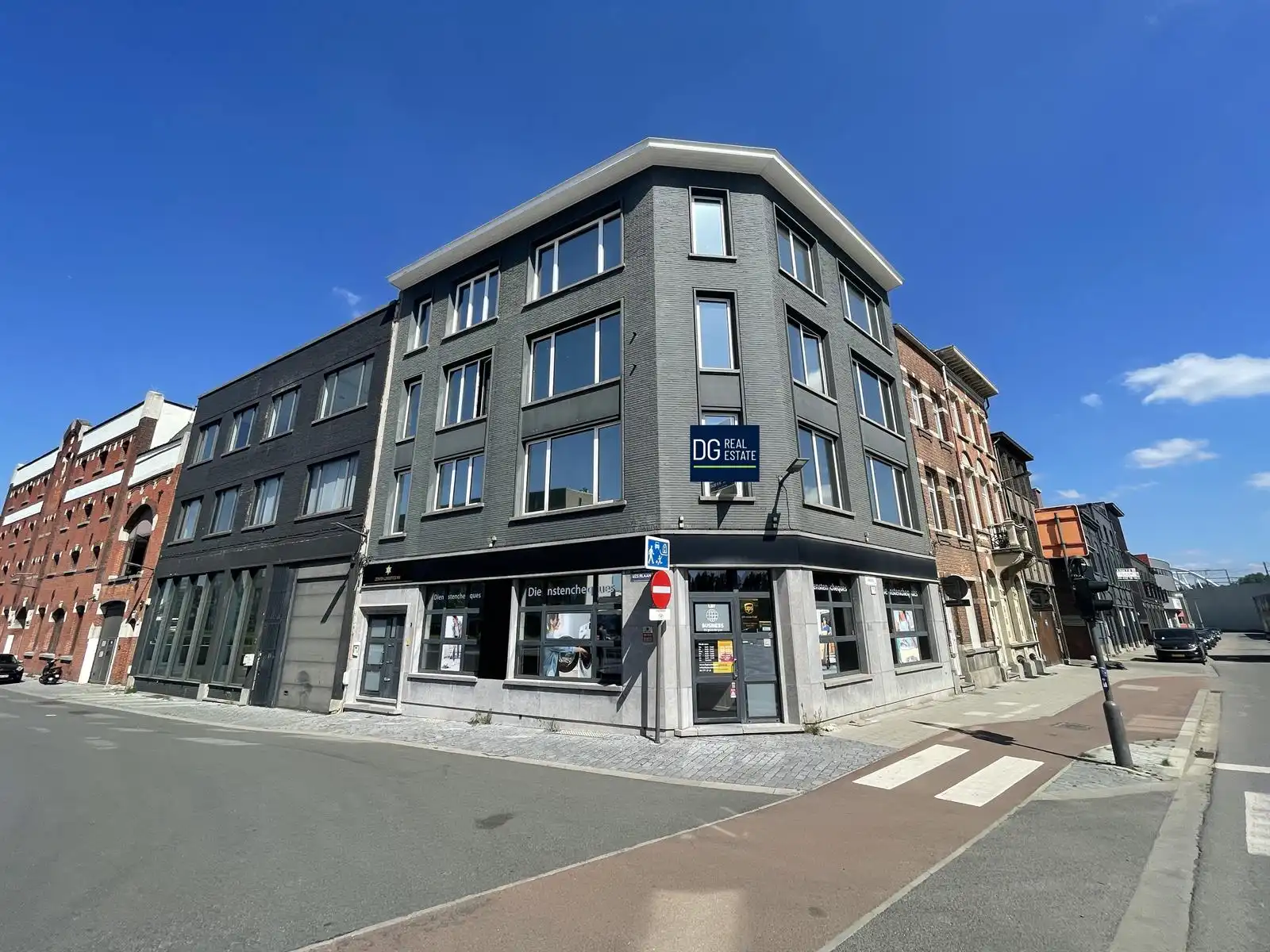 Hoekkantoor te huur met panoramisch uitzicht over de stad foto {{pictureIndex}}