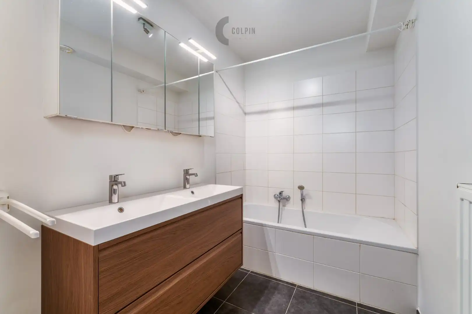 Instapklaar appartement vlakbij het Heldenplein met terrassen en zijdelings zeezicht. foto 7