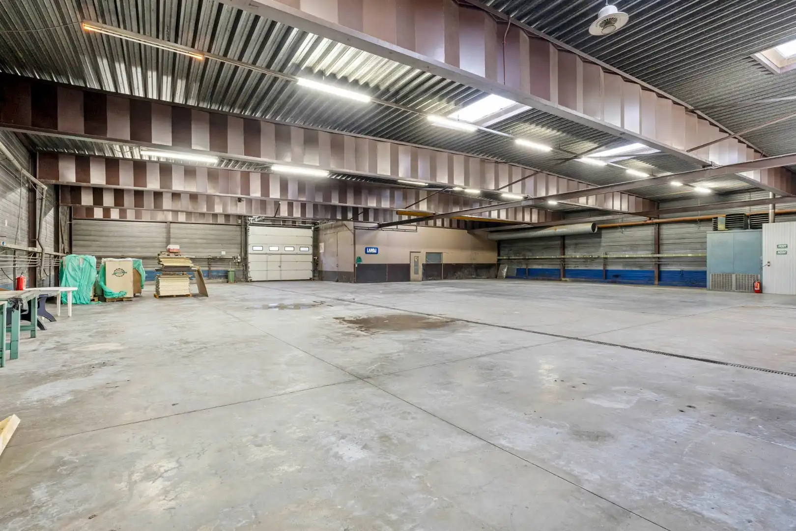 Bedrijfsgebouw met kantoren, magazijnen en woonst - groot 2580 m² foto 19