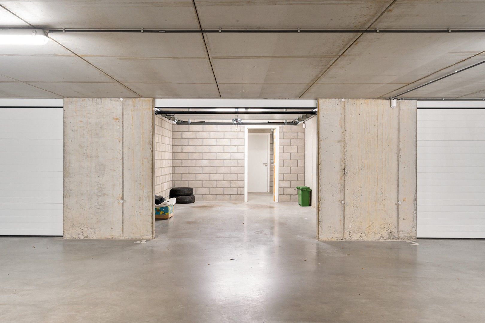 Modern appartement met ruim terras, groen uitzicht en garage. foto 17