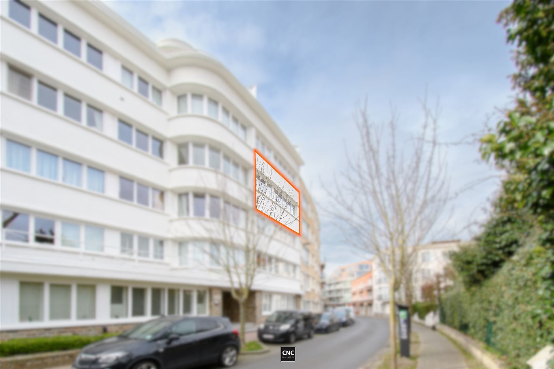 Ruim en lichtrijk appartement met zonnig terras op toplocatie in Knokke. Rustig gelegen in een karaktervolle residentie met prachtig open zicht op groen en de typische Zoute-villaatjes. foto {{pictureIndex}}