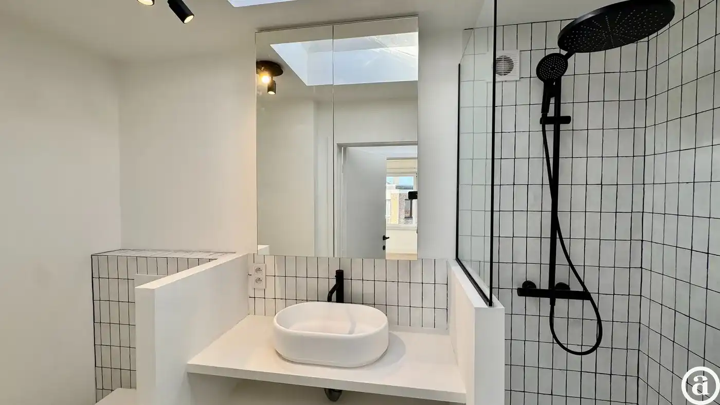 Gerenoveerd hoekappartement met 2 volwaardige slaapkamers, vlakbij het centrum van Knokke. foto 8