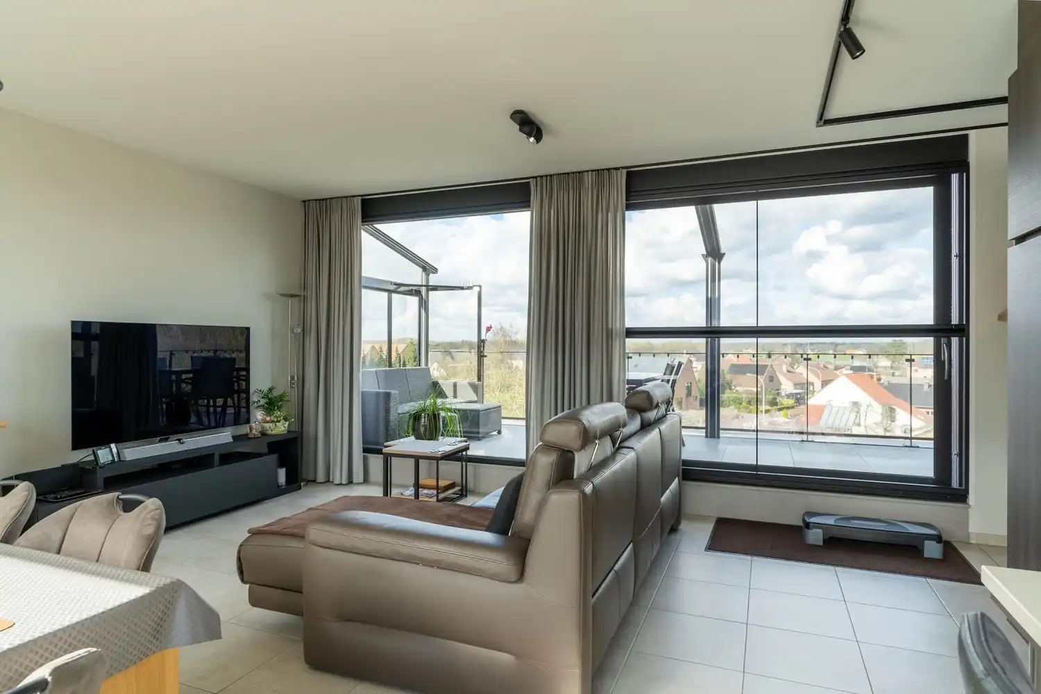 Recent, modern twee-slaapkamer appartement inclusief kelder en twee ondergrondse autostaanplaatsen te Werchter ! foto 6