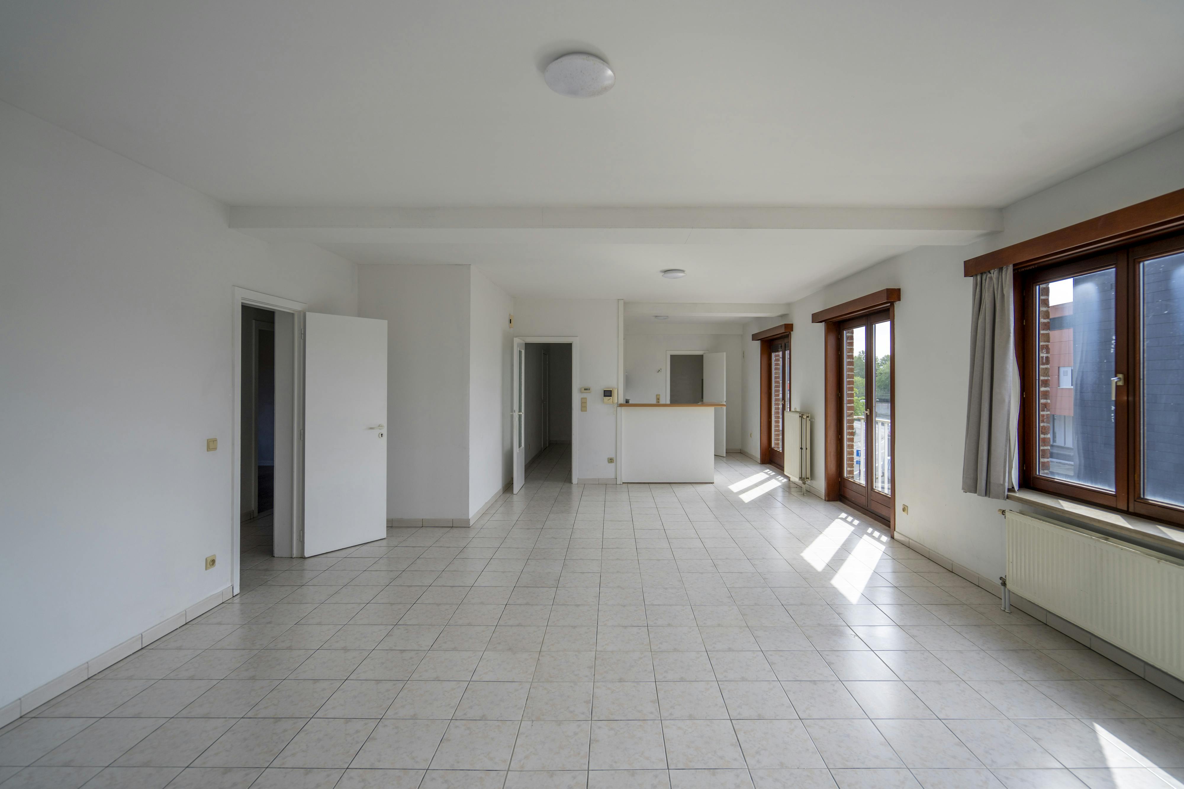 Ruim 3-slaapkamer-appartement met centrale ligging te koop in Kortrijk foto 4