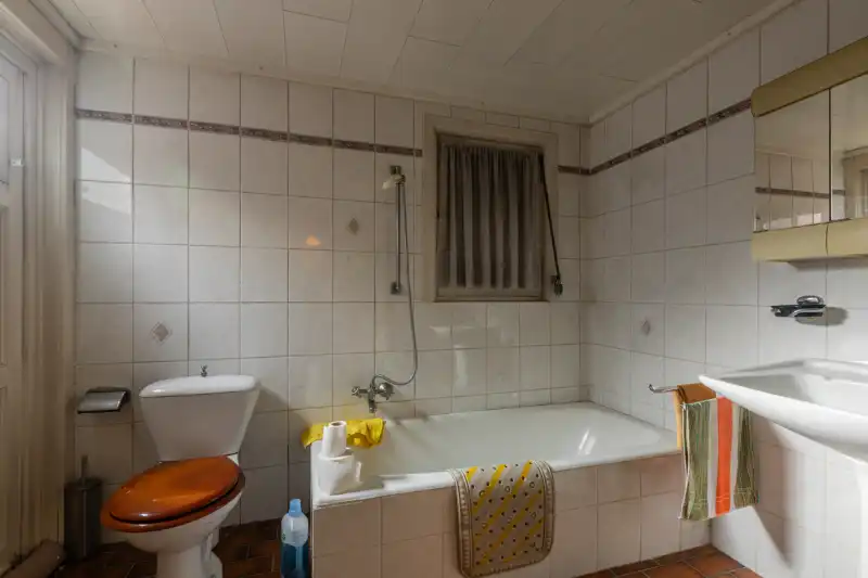 Te renoveren, centraal gelegen woning met 2 slaapkamers (4 mogelijk), tuin en oprit. foto 16