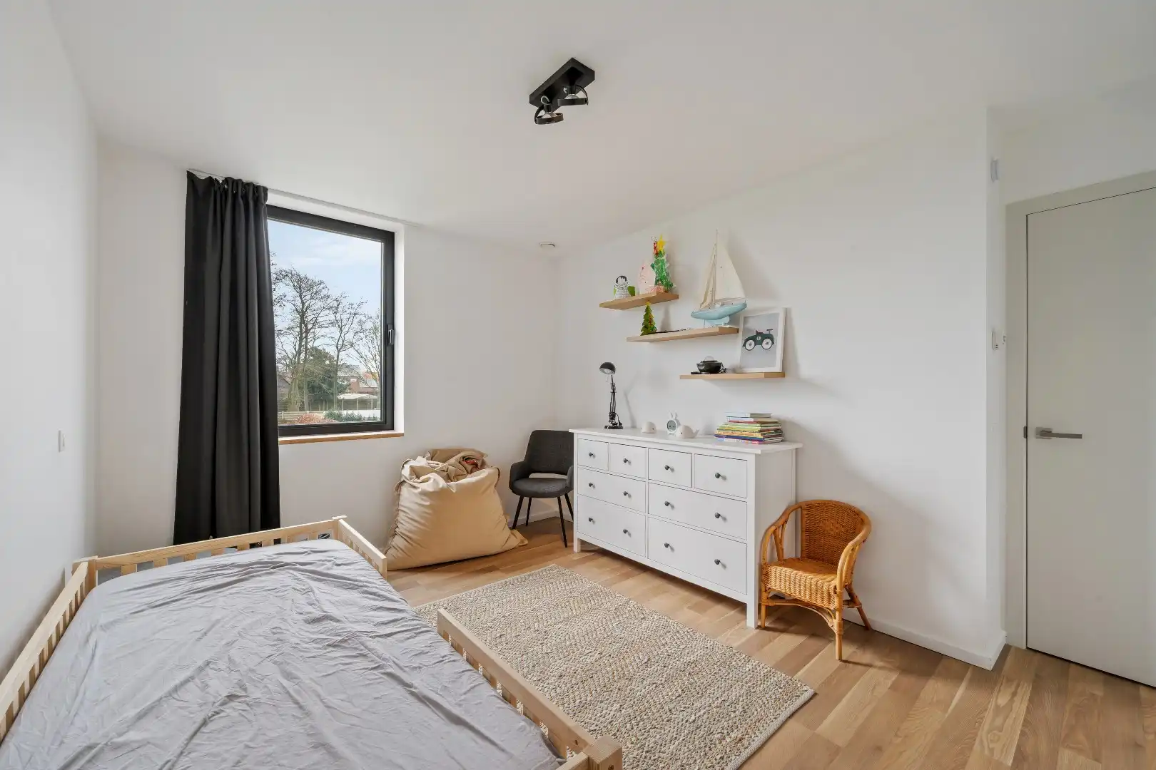 Recente en energiezuinige woning met 3 slaapkamers, ruime garage en tuin. foto 9