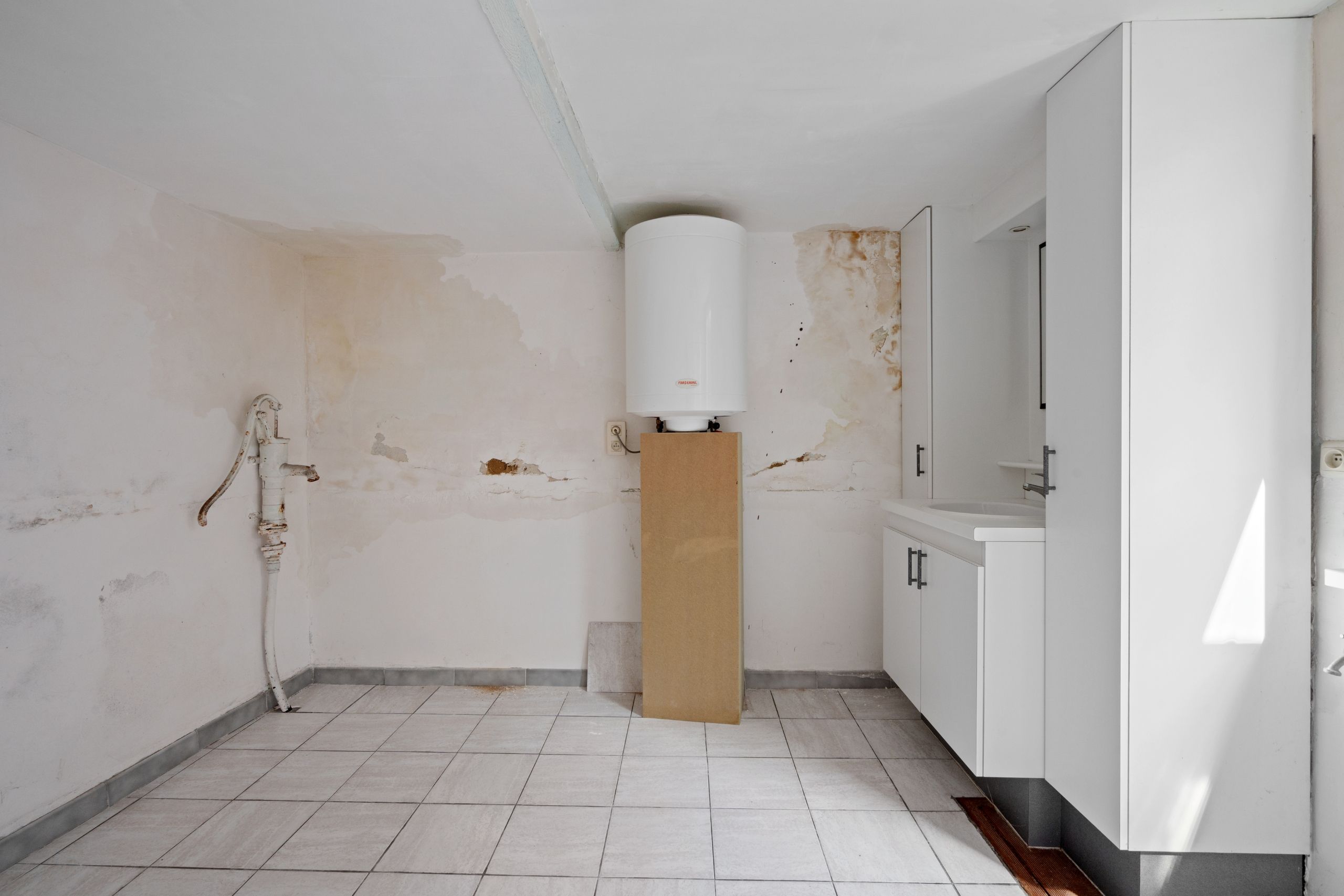 Te renoveren rijwoning in centrum Harelbeke foto 7