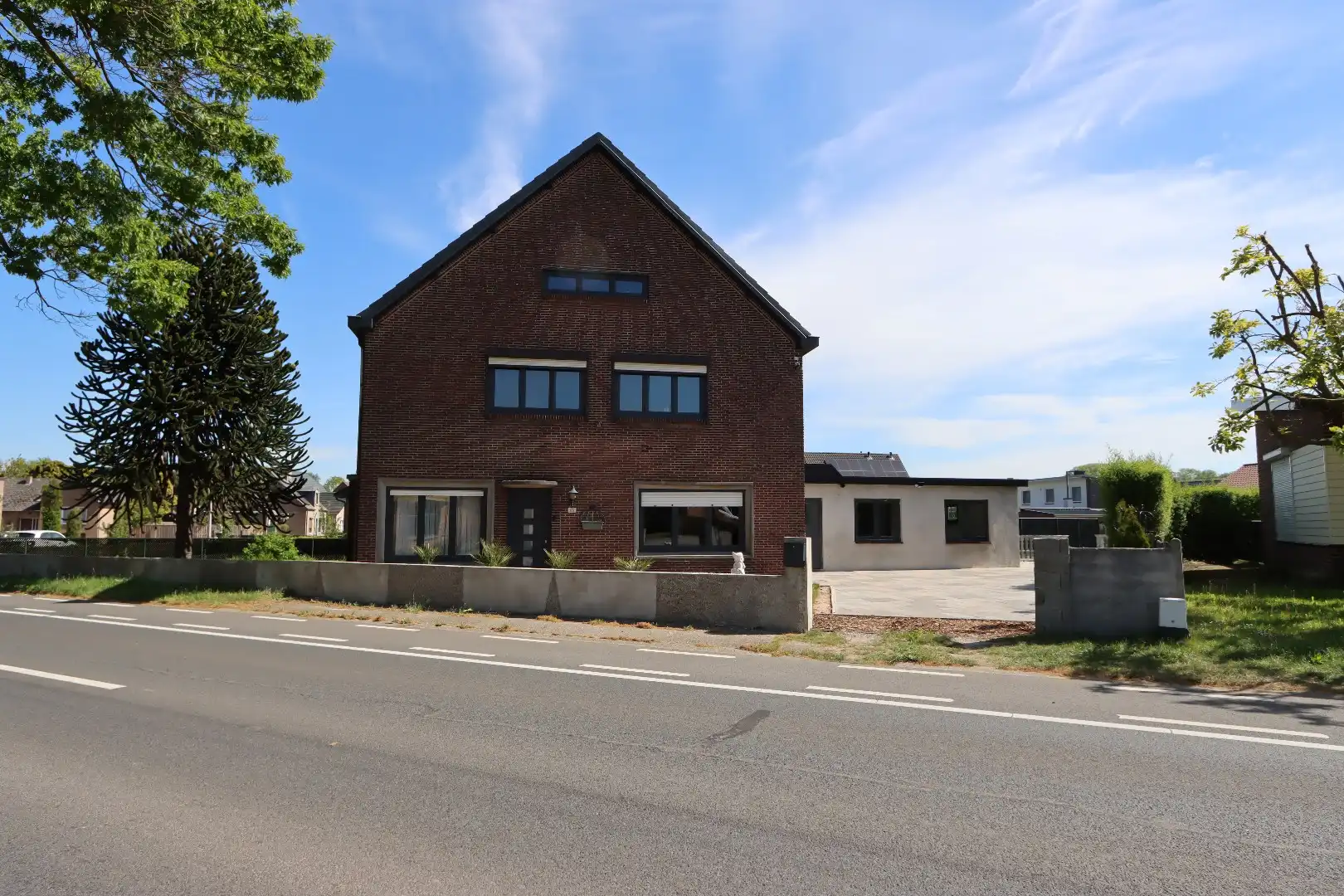 Hoofdfoto van de publicatie: Ruime gezinswoning met bouwgrond