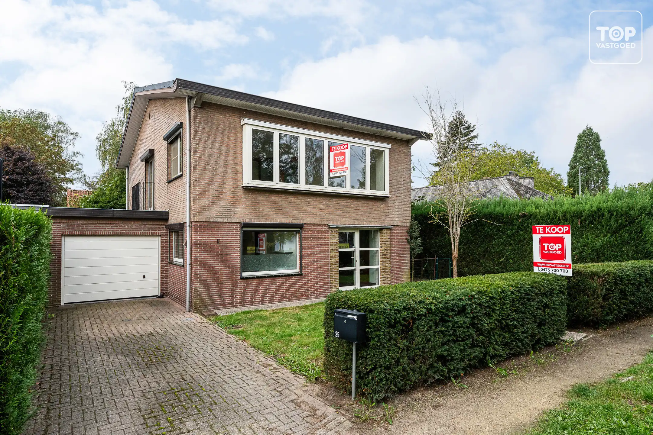 Hoofdfoto van de publicatie: Ruime te renoveren woning met 4 slaapkamers op toplocatie