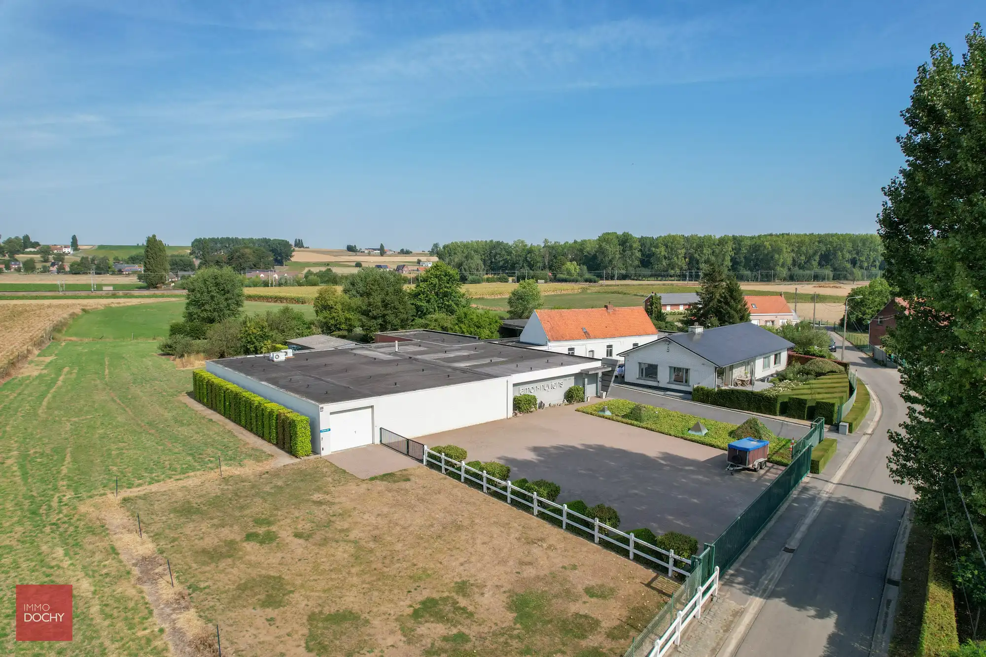 Hoofdfoto van de publicatie: Landelijk gelegen gelijkvloerse VILLA met MAGAZIJN (verkoopsruimte)