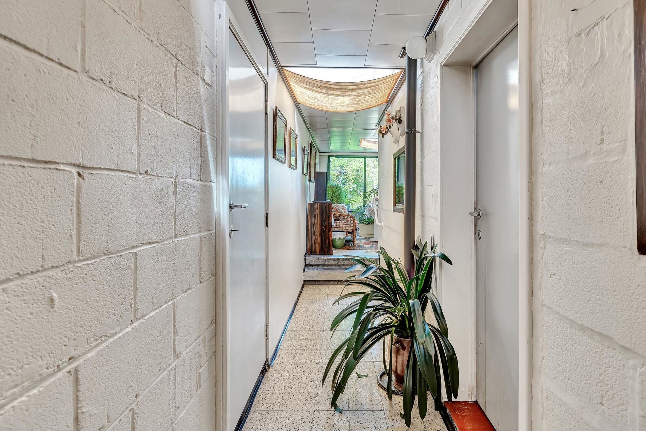 Te renoveren woning met tuin en perceel met garage foto 11