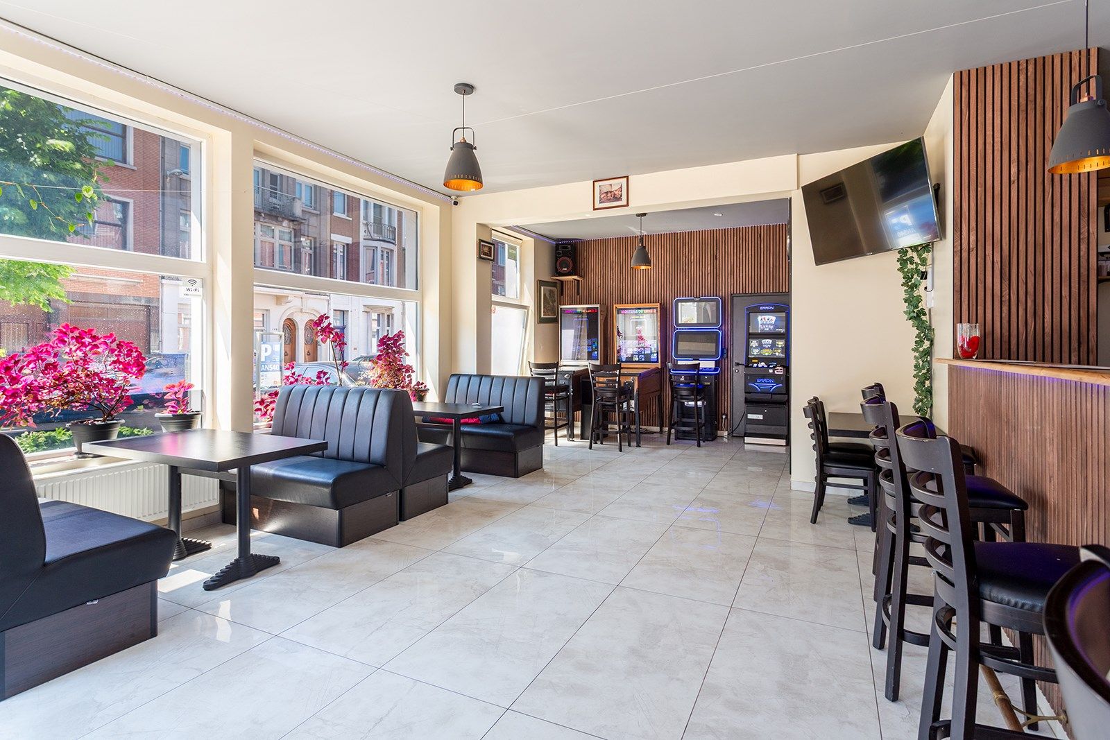 Lichtrijk hoek appartement met karakter!  foto 9