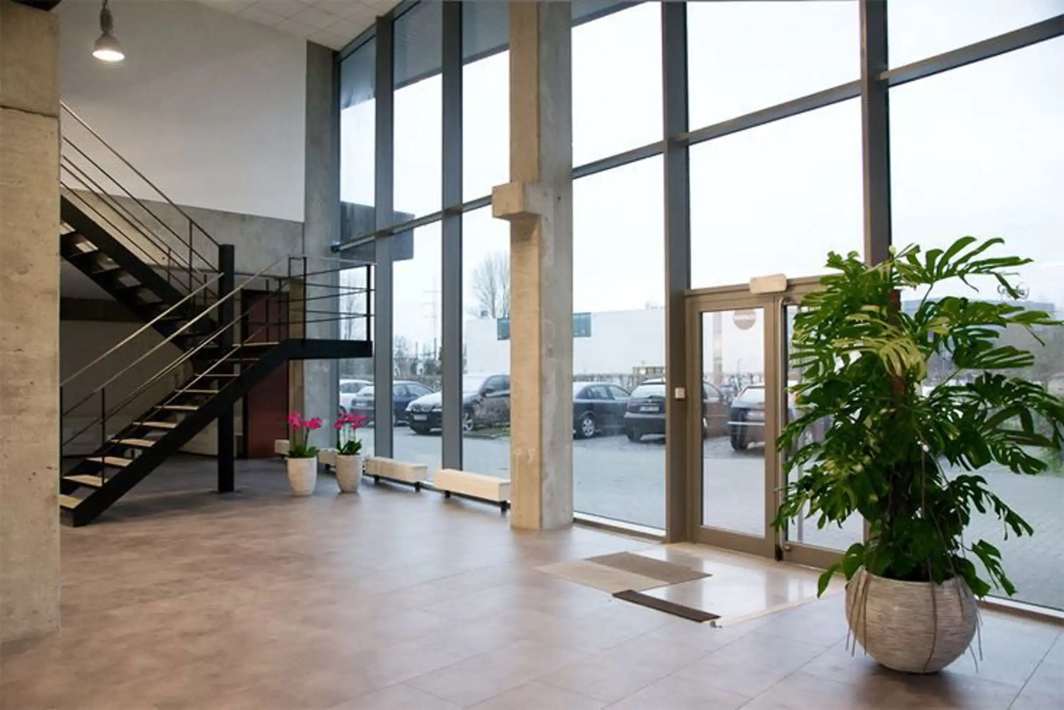 Modern bedrijfsgebouw langs E17 in Zwijndrecht foto 11