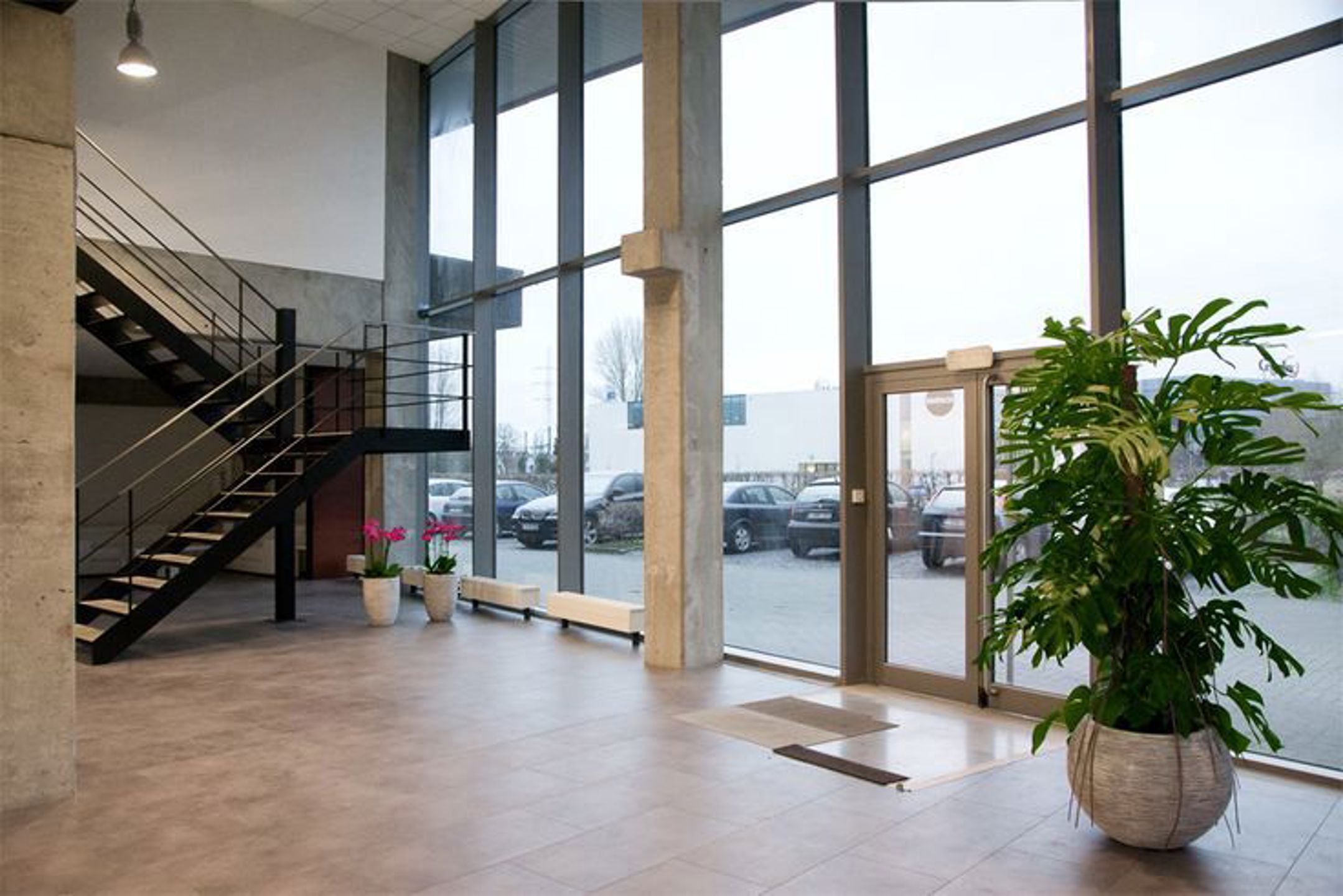 Modern bedrijfsgebouw langs E17 in Zwijndrecht foto 11