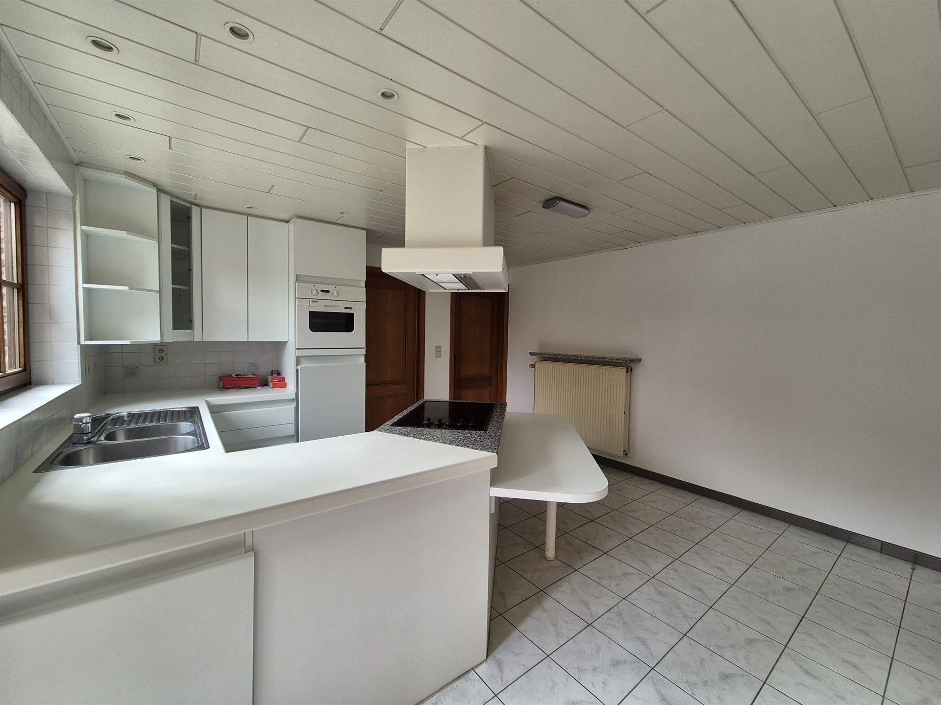 Charmante open bebouwing met tuin en dubbele garage. foto 8