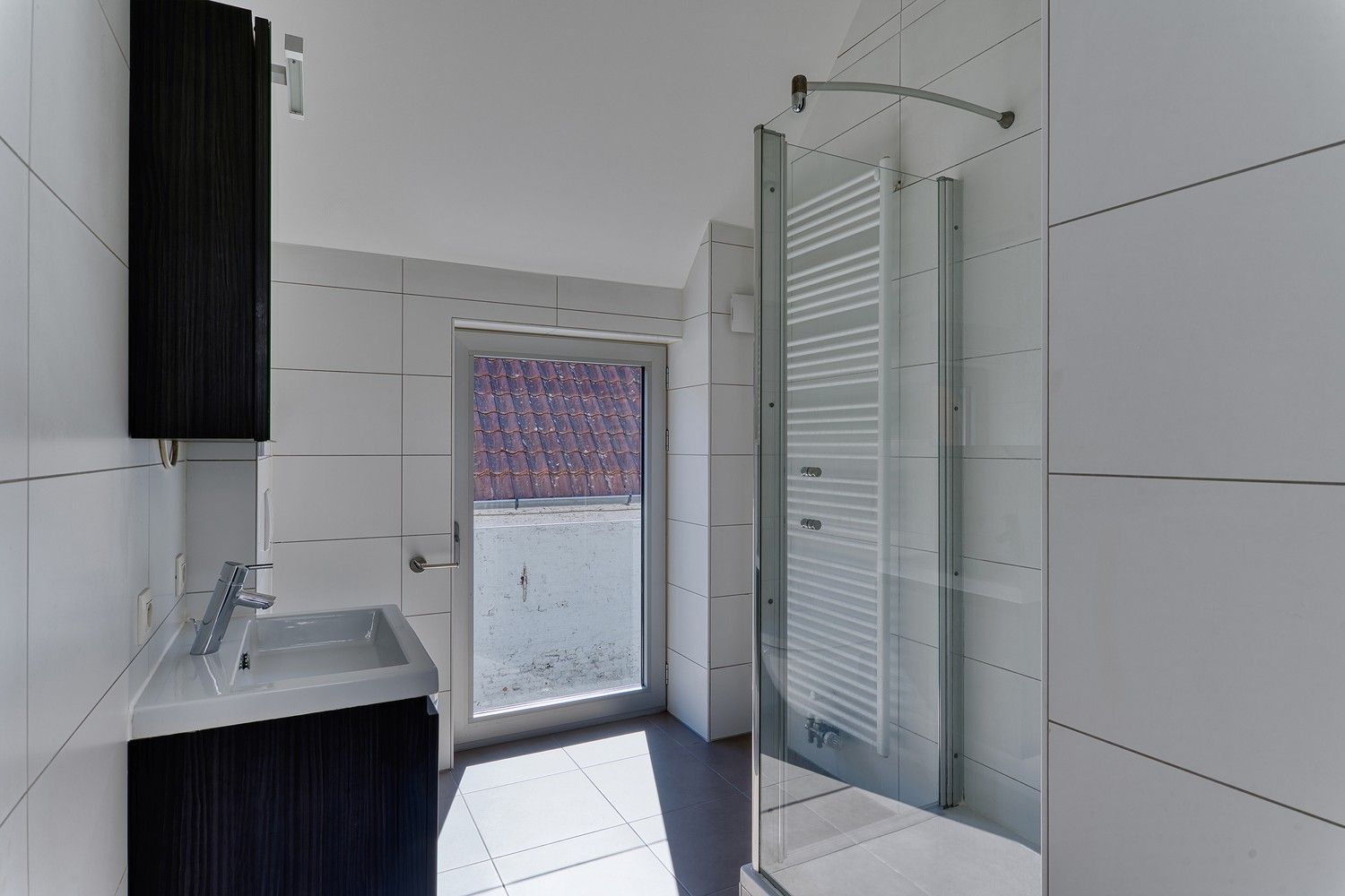 Moderne lichtrijke energiezuinige HOB-woning met koertje centrum Brugge-West, in doodlopend straatje, nabij ’t Zand, Smedenstraat, Concertgebouw en Vesten.  Werkelijk 100% instapklaar. Alle ruimtes en traphal opnieuw geschilderd.  Nieuwbouw 2011, EPC label B. Werkelijk alle winkels en openbaar vervoer in de buurt. AZ Sint-Jan op max. 10 min fietsen. Gelijkvloers met inkom en gastentoilet, living met moderne open keuken en toestellen.  Op verdieping 2 ruime slaapkamers, badkamer met toilet, lavabomeubel met spiegelkast, douche en handdoekdroger. Aparte wasplaats voor wasmachine en droogkast.  Alle nutsvoorzieningen aanwezig. Dubbel glas, aluminium ramen en schuifraam achteraan, Vaillant HR-ketel op aardgas met programmeerbare thermostaat. Proximus Fiber alsook Telenet aanwezig. Plaats voor fietsen of e-bike aan muuranker zijgevel buiten. Onmiddellijk vrij bij akte.  Ideaal voor 1 of 2 personen, ideaal voor koppel of alleenstaande,  ideaal voor studenten, ideaal voor starters of... foto 11