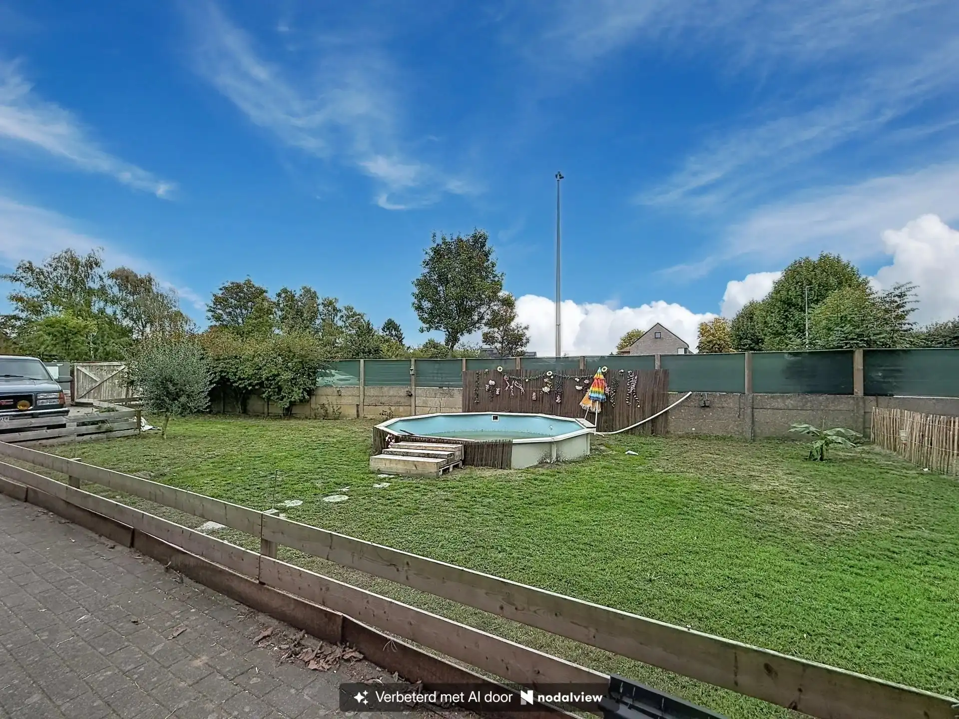 Ruime open bebouwing met 4 slaapkamers, garage en grote tuin. foto 20
