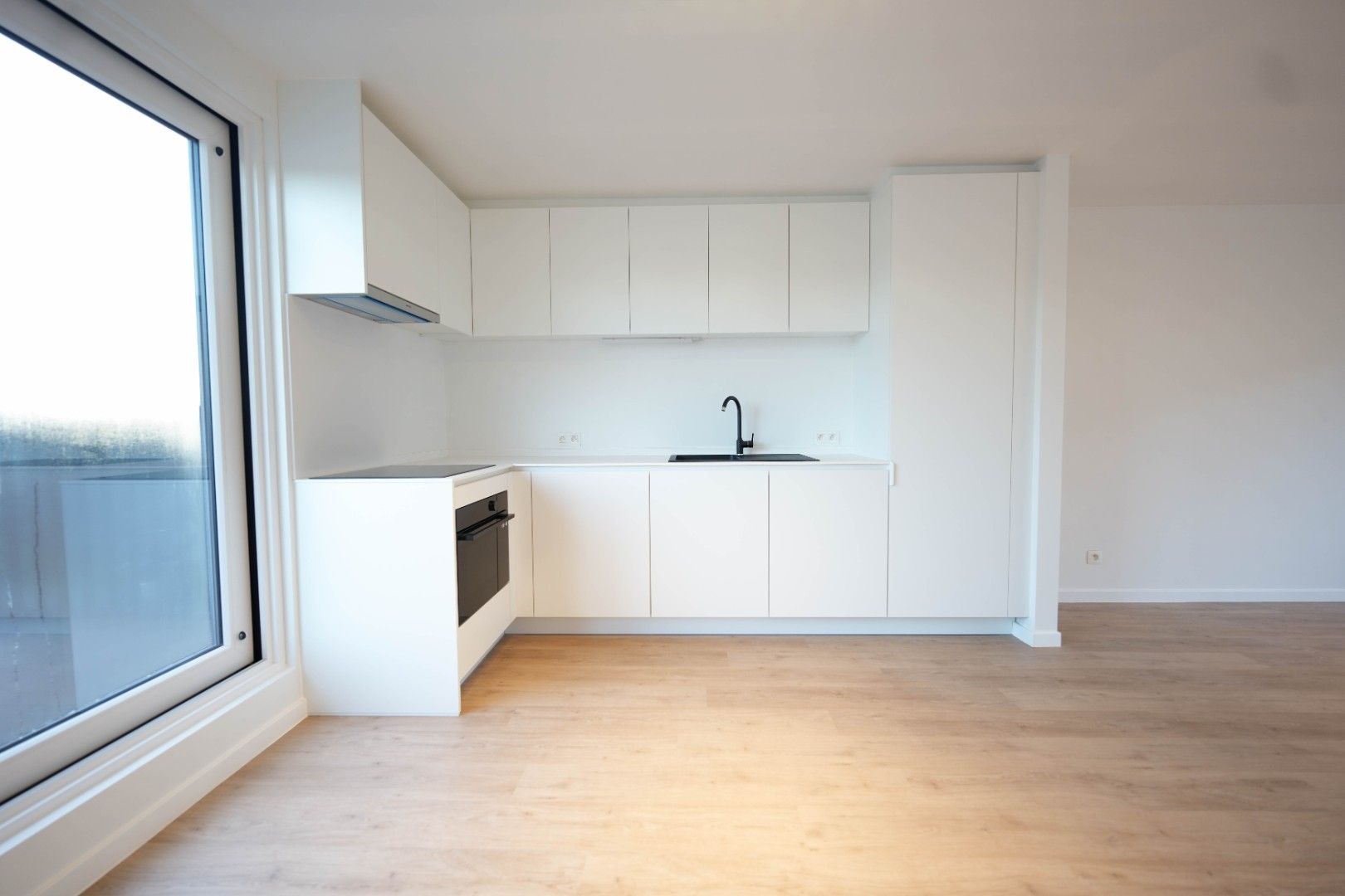 Gerenoveerd appartement met drie slaapkamers te huur in Lievegem foto 4